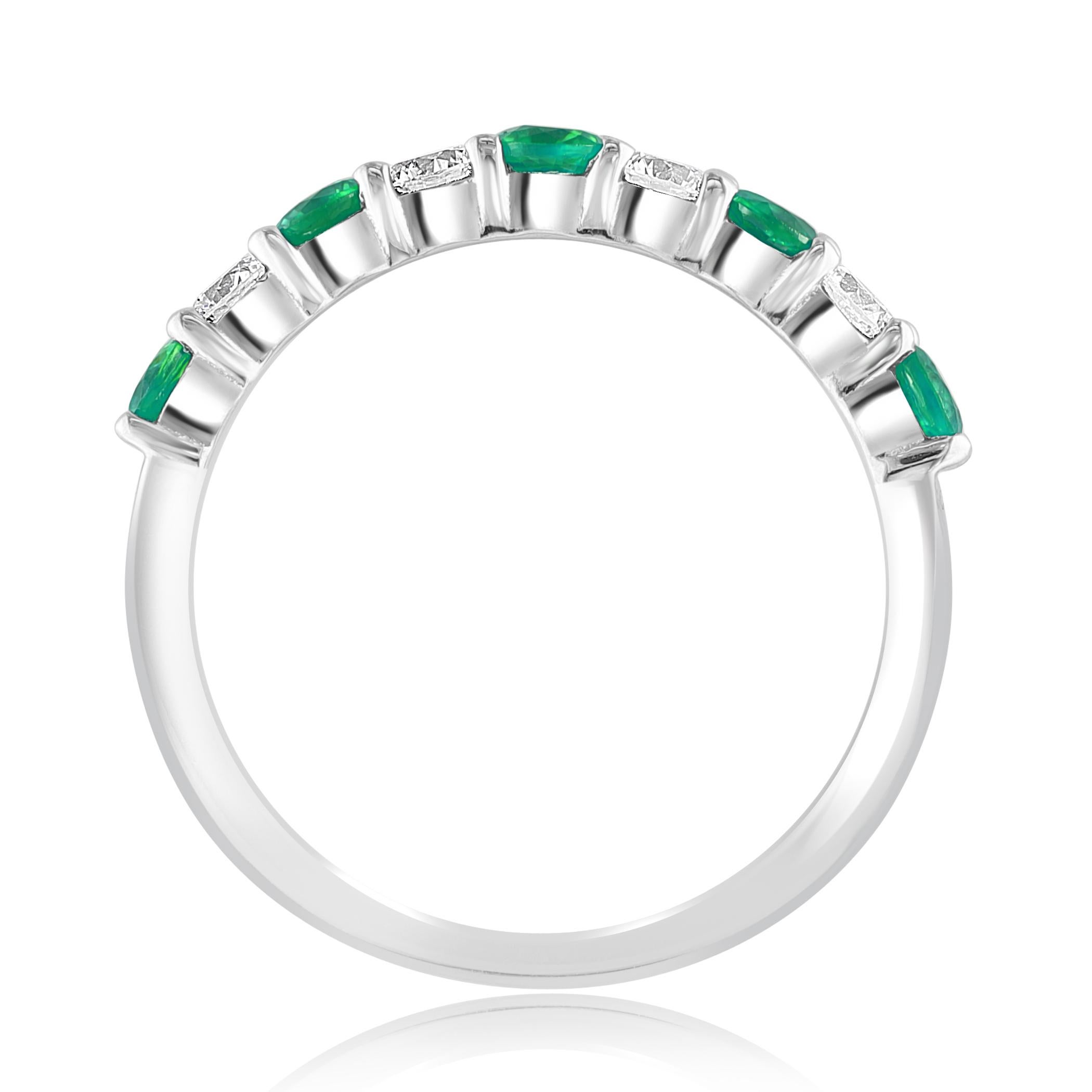 Taille brillant 0.33 Carat Brilliante Cut Emerald Diamond 9 Stone Wedding Band 14K White Gold en vente