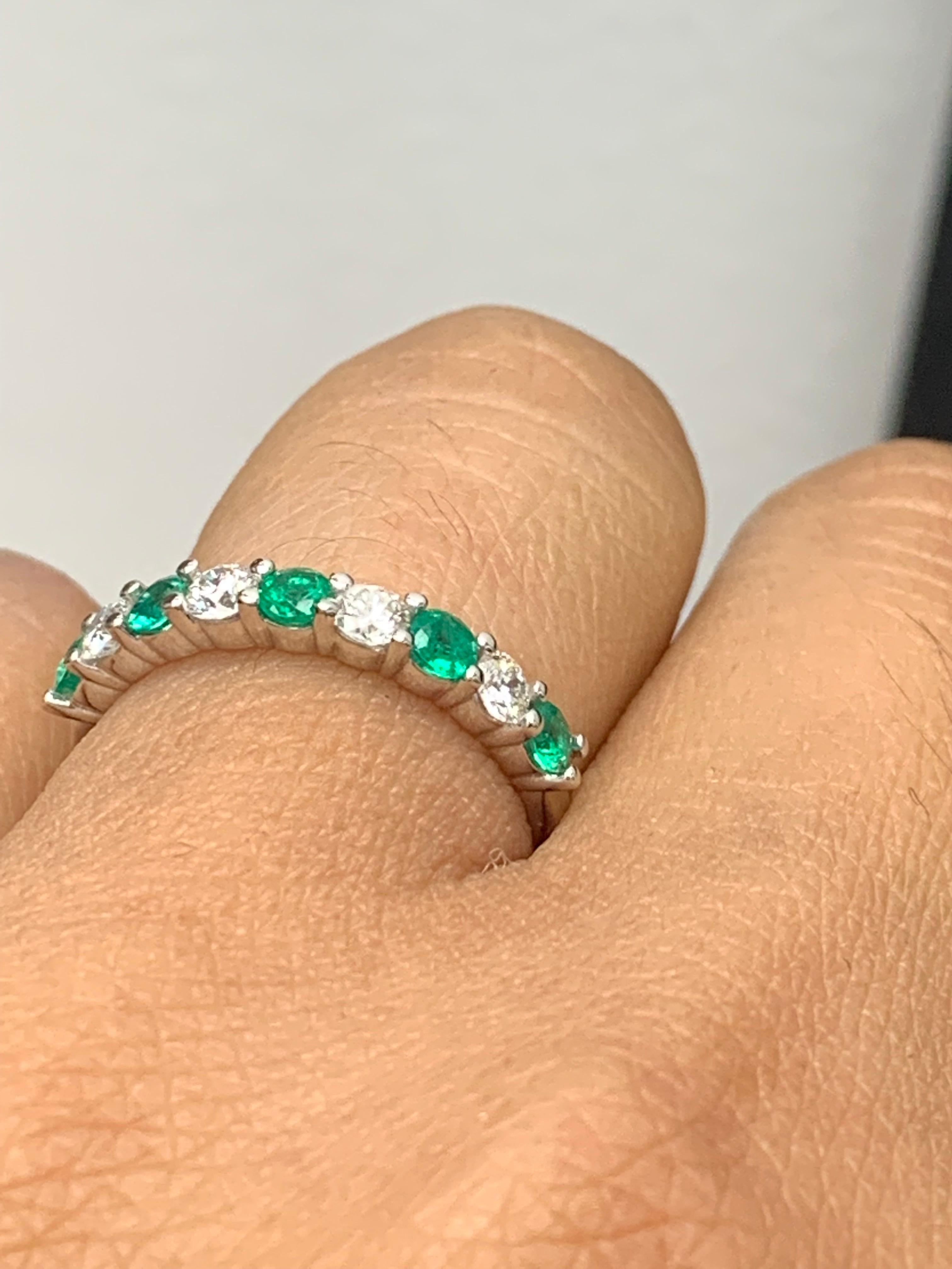 0.33 Carat Brilliante Cut Emerald Diamond 9 Stone Wedding Band 14K White Gold Neuf - En vente à NEW YORK, NY