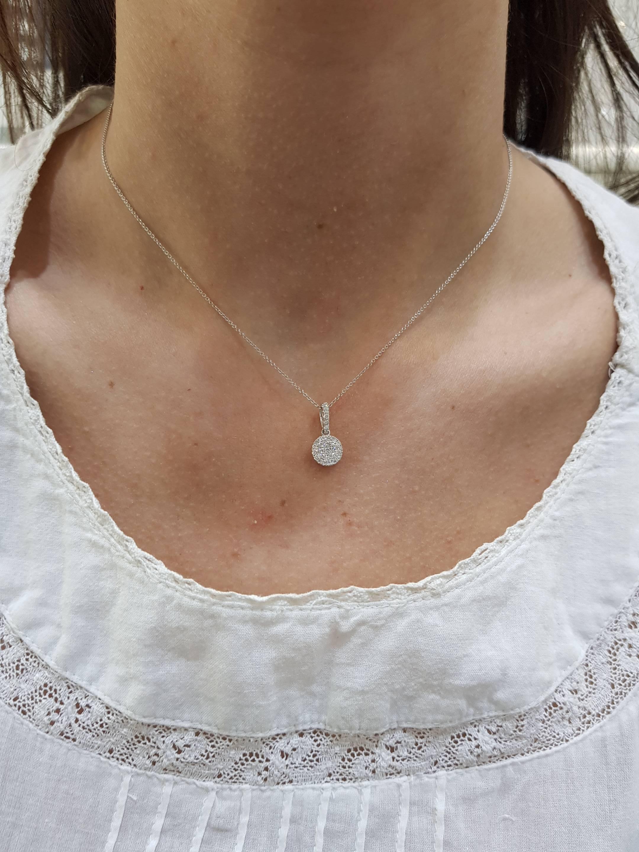 Moderne 0.33 Carat Button Cluster Pendentif chaîne en or blanc 18 carats diamant rond en vente