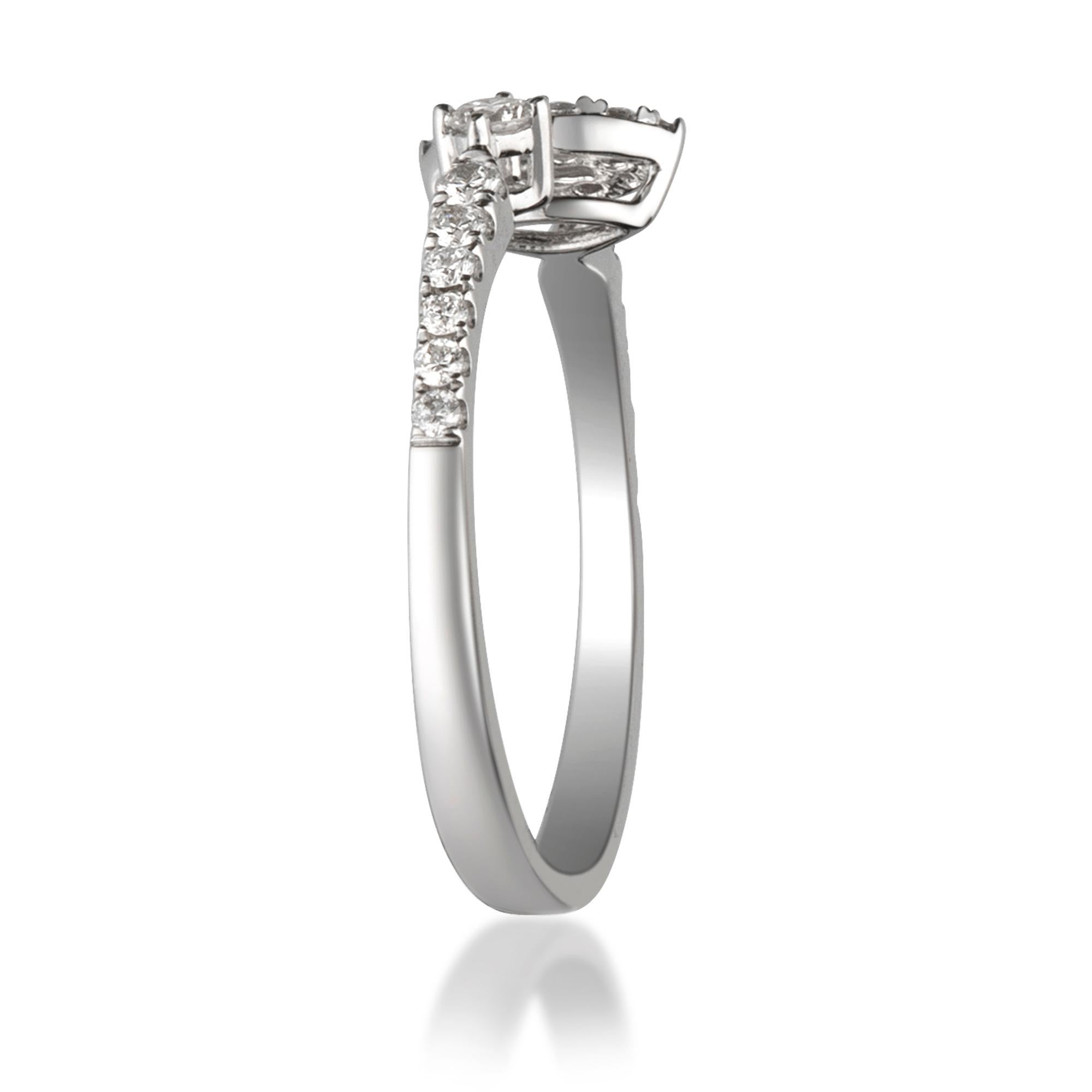 Dieser Gin and Grace Diamantring im offenen Design ist aus 14 Karat Weißgold gefertigt. Dieser Schmuck ist die ideale Möglichkeit, Ihren kühnen Stil zu präsentieren. 
Dieser Ring enthält einen Baguette-Diamanten von 0,04 Karat in GH-VS-Qualität und