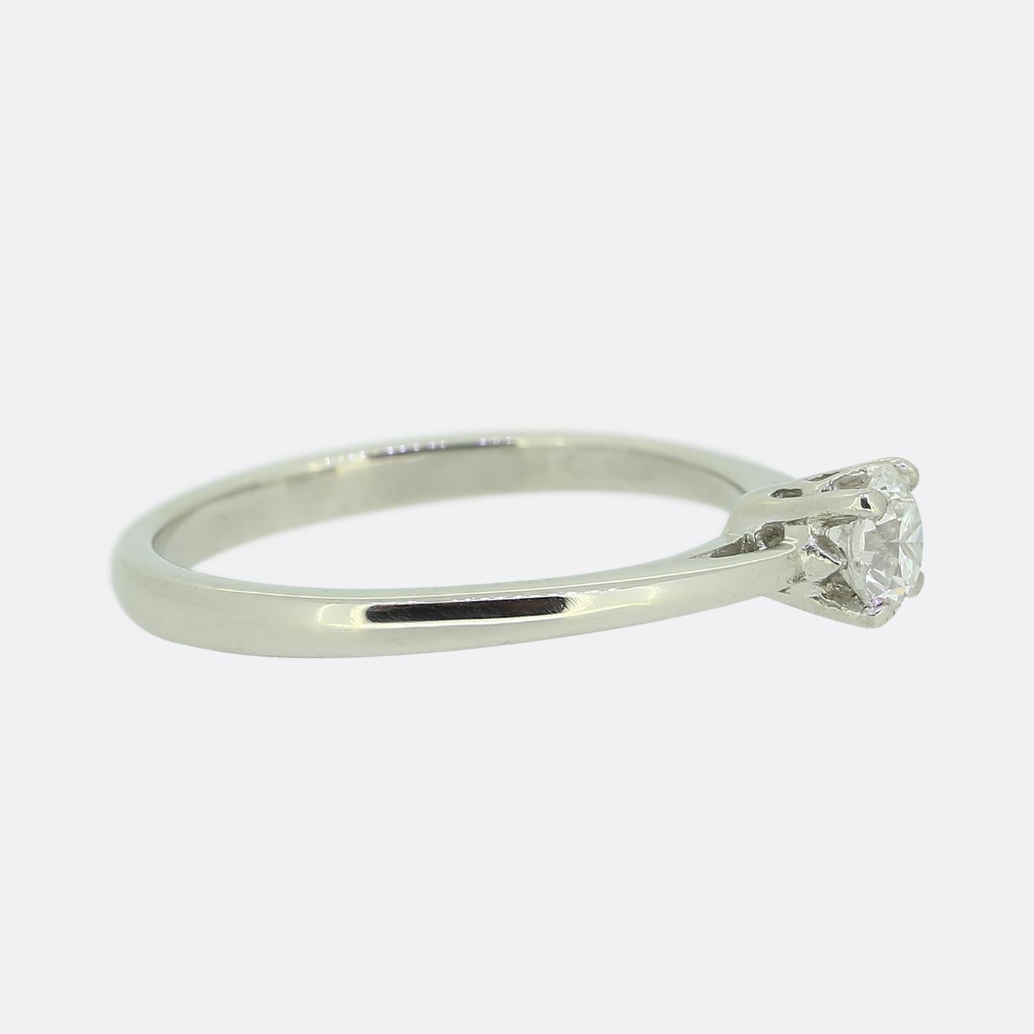 Anillo de compromiso solitario con diamante de 0.33 quilates Corte brillante en venta