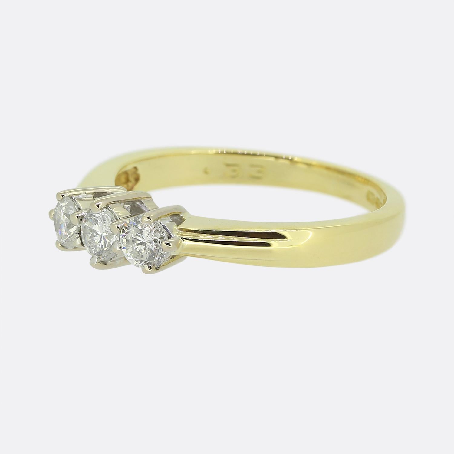 Qui abbiamo un anello con tre pietre di diamante. Questo pezzo vintage è stato realizzato in oro giallo 18 ct e presenta tre diamanti rotondi taglio brillante incastonati in platino al centro del quadrante.

Condit: Usato (Molto Buono)
Peso: 3.0