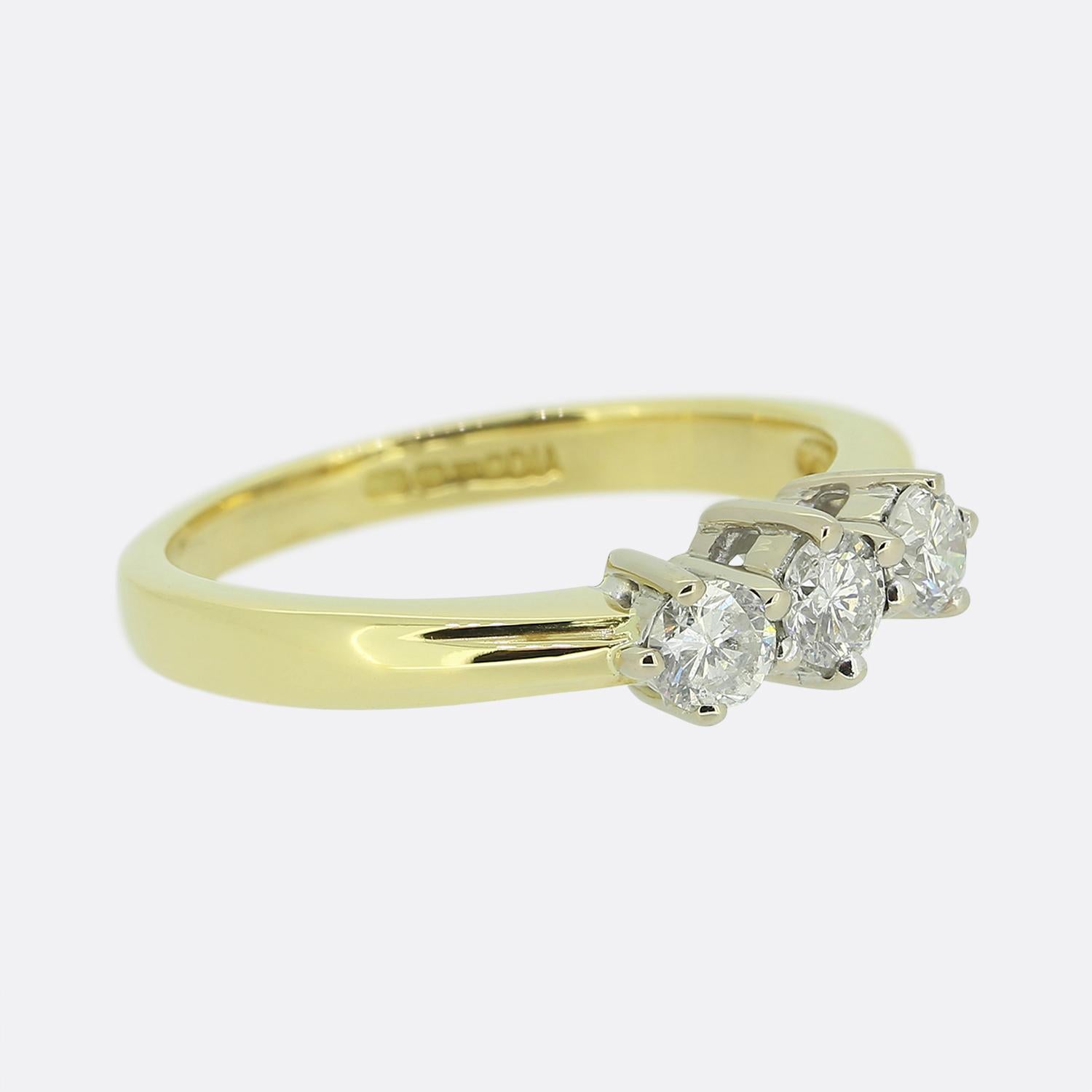 Taglio brillante Anello a tre pietre con diamanti da 0,33 carati in vendita