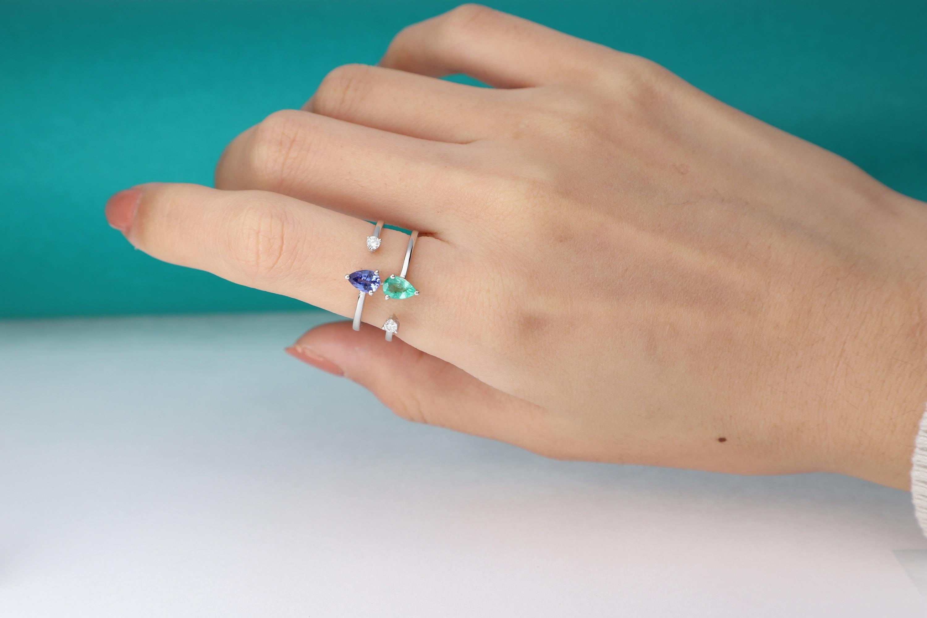 0.33 Carat Emerald and 0.42 Tanzanite and Diamond 14 Karat White Gold Ring For Sale 2