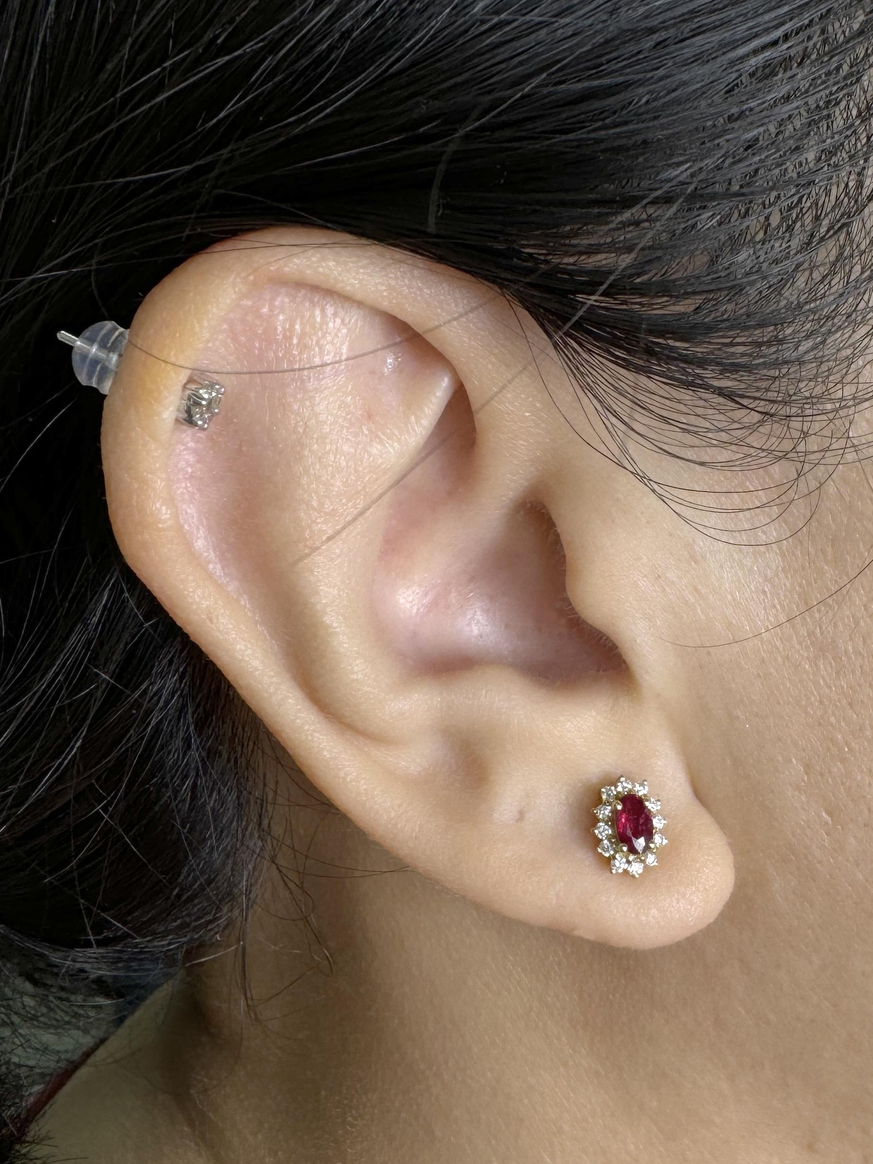 0,33 Karat Mosambik-Rubin-Diamant-Ohrringe aus 18 Karat Gelbgold (Ovalschliff) im Angebot