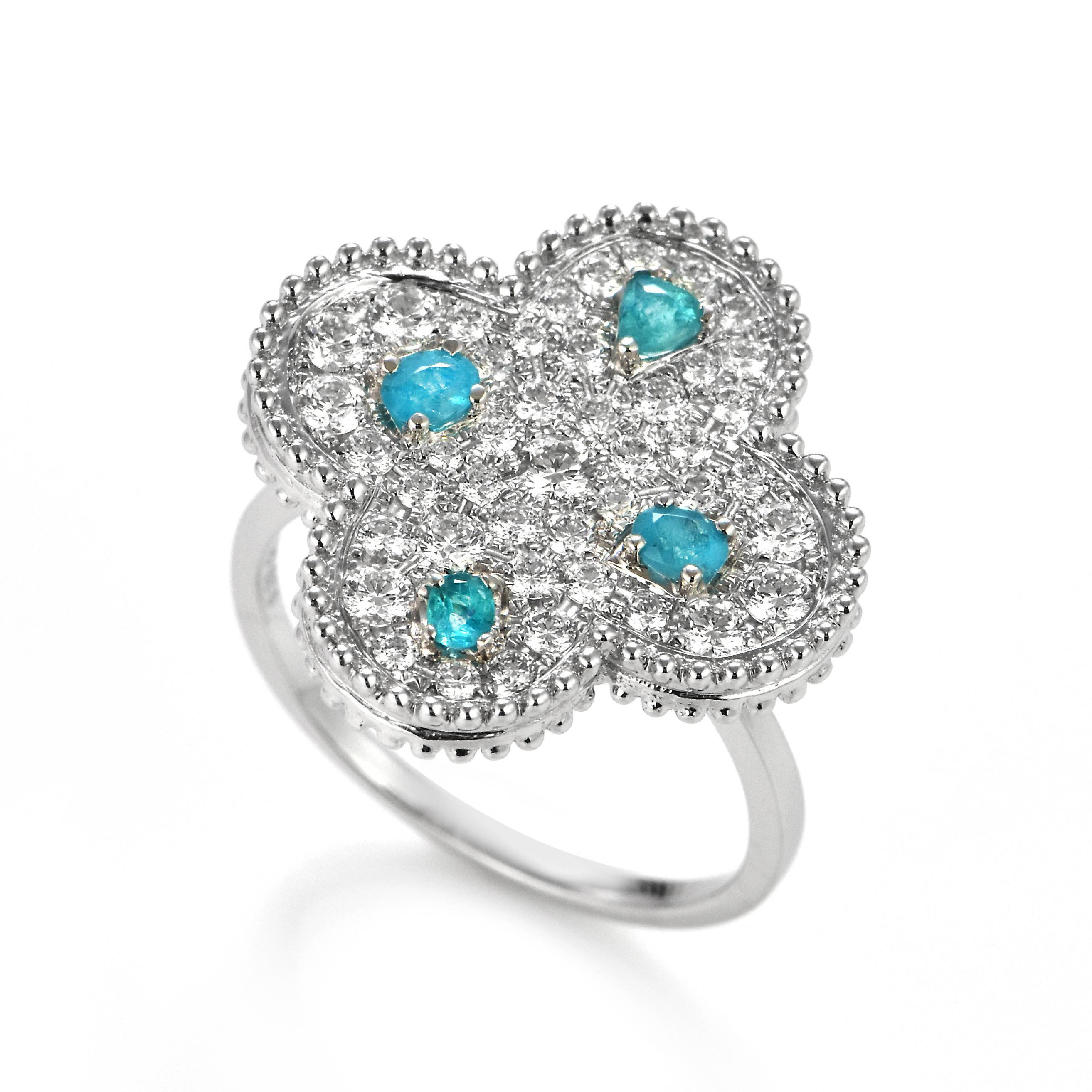 Ein wunderschöner Ring mit 0,33 Karat natürlichem, neonblauem brasilianischem Paraiba-Turmalin und 0,88 Karat Diamant-Akzenten aus 18 Karat Weißgold. Paraiba-Turmaline wurden erst vor 30 Jahren in dem gleichnamigen brasilianischen Bundesstaat