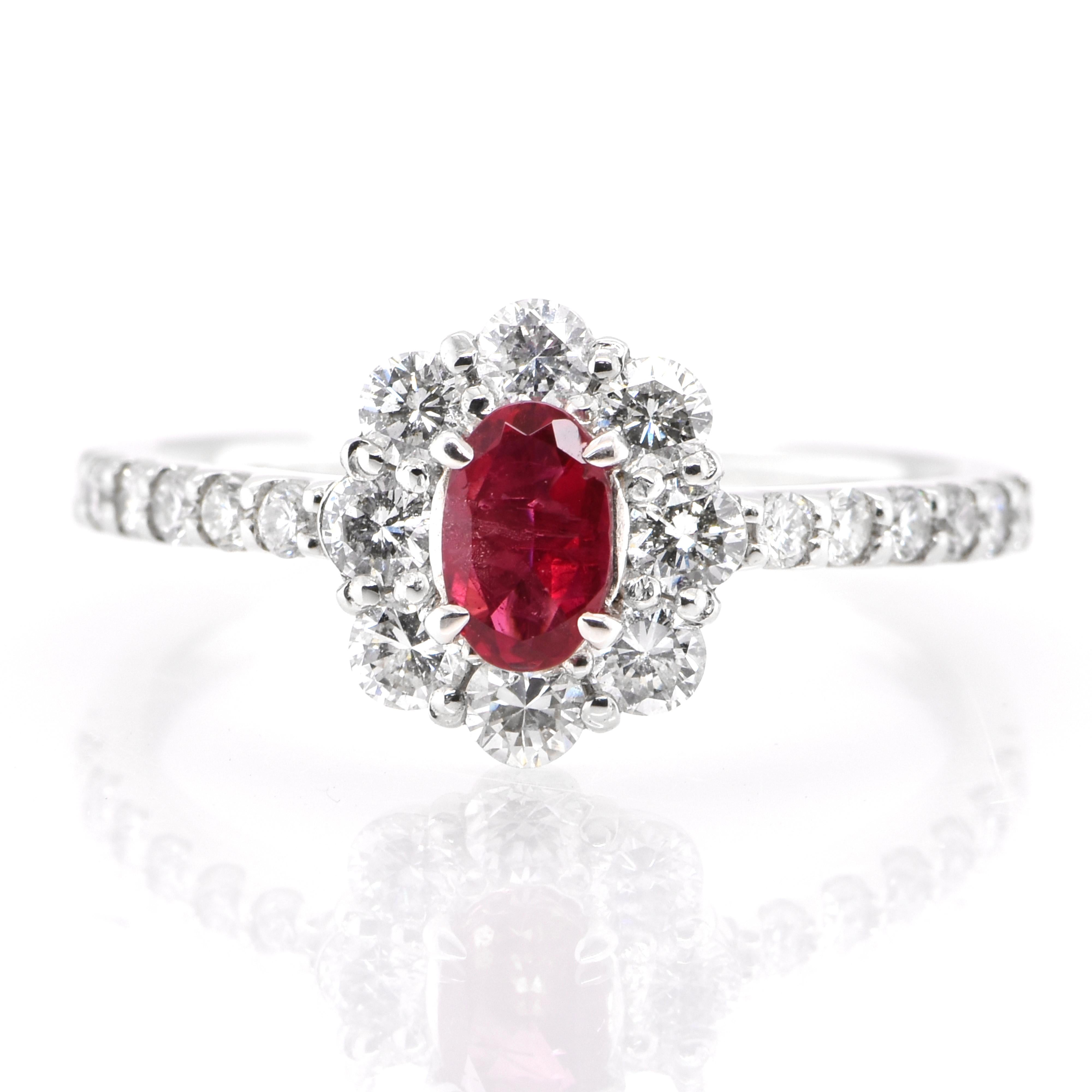 Ein wunderschöner Ring aus Platin mit einem 0,33 Karat schweren natürlichen roten Beryll aus Utah, USA, und 0,67 Karat schweren Diamanten. Der rote Beryll gehört zur gleichen Edelsteinfamilie wie Smaragde, Aquamarine und Morganite. Sie sind extrem