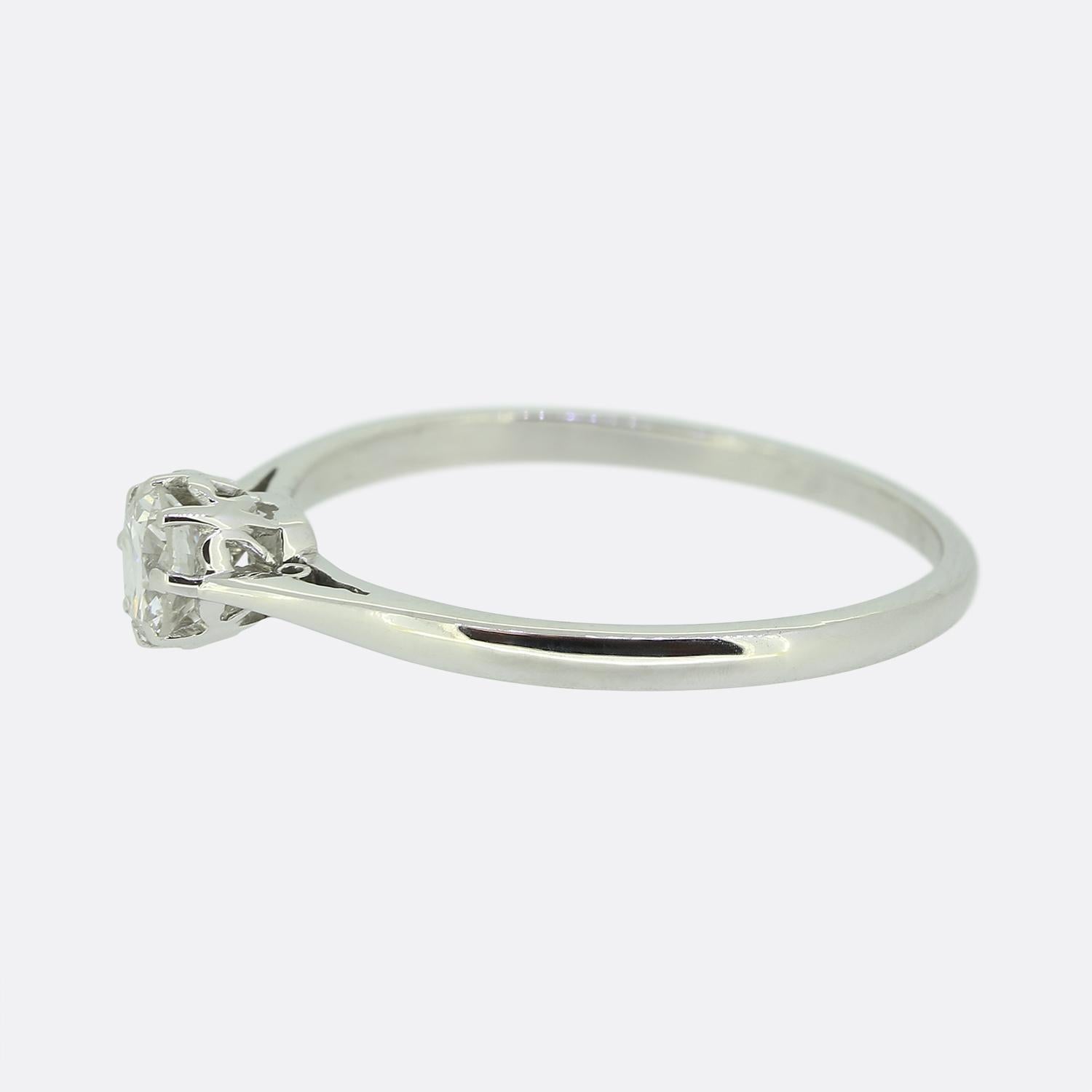 Whiting présente une bague solitaire en or blanc 18ct, ornée de diamants. Le diamant central rond de taille brillant pèse 0,33 carats et est serti dans une monture à 8 griffes.

Condit : Utilisé (Excellent) - Polissage professionnel pour paraître