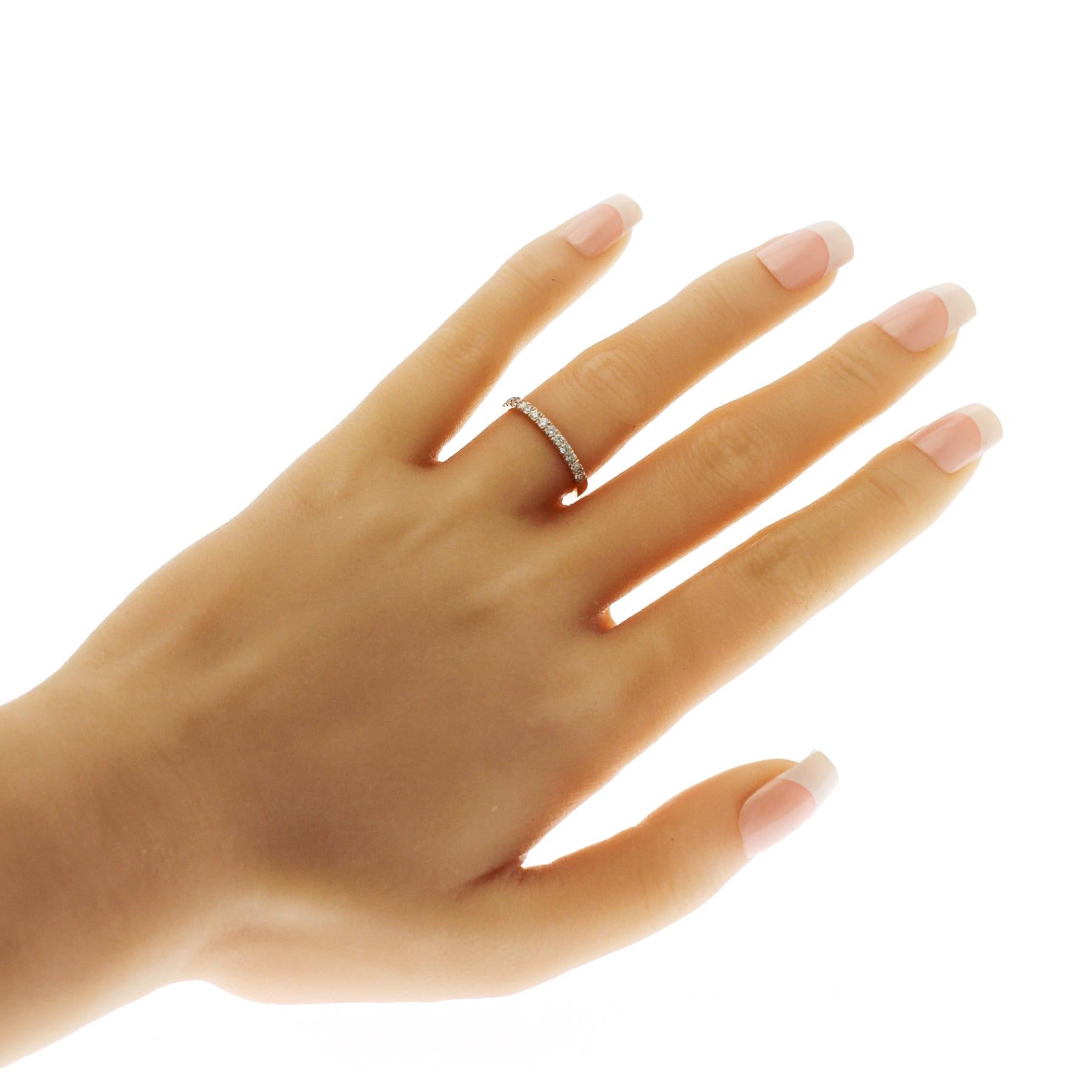 100% authentique, 100% satisfaction client
Largeur de la bande : 2 mm
Taille : 6
Métal : or rose 14K
Poinçons : 14K
Poids total :  1.7 grammes
Type de pierre : 0.33 CT Nature du diamant Clarté : VS2-I1 Couleur : H-M
Condit : Nouveau
Prix estimé :