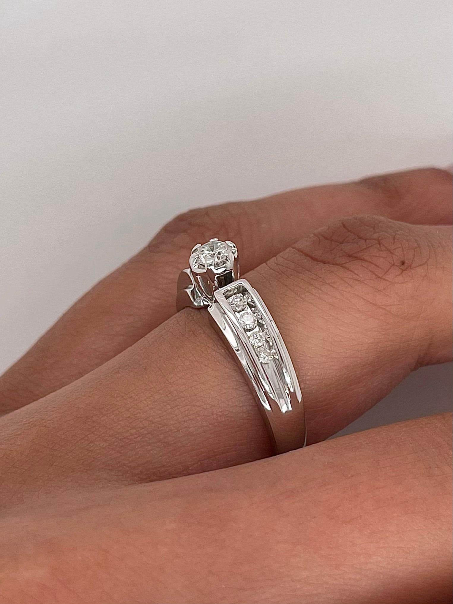 Women's or Men's 0.33 Total Carat Round Diamond Prong-Set Engagement Ring For Sale