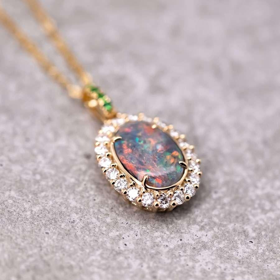 0.33ct Halo Diamond Tsavorite Australian Black Opal Pendant Necklace 18k Yellow Gold.


Expédition nationale gratuite par USPS First Class ! Sac ou boîte cadeau gratuit avec chaque commande !

L'opale, la reine des pierres précieuses, est l'une des