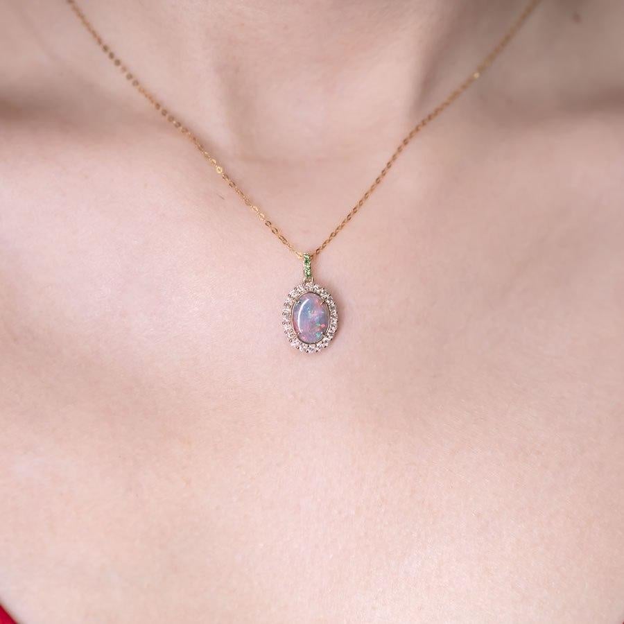 Arts and Crafts Collier pendentif en or jaune 18 carats avec halo de diamants, tsavorites et opale noire 0,33 carat