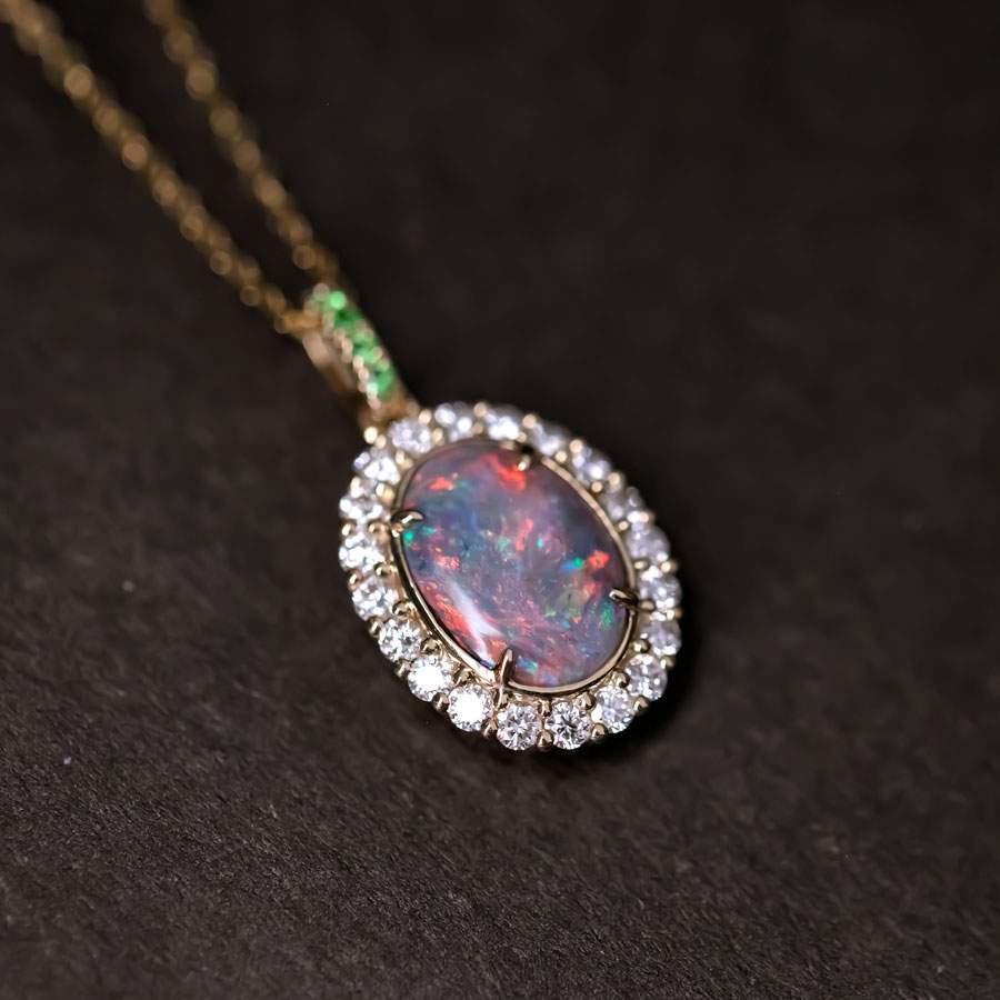 Taille brillant Collier pendentif en or jaune 18 carats avec halo de diamants, tsavorites et opale noire 0,33 carat