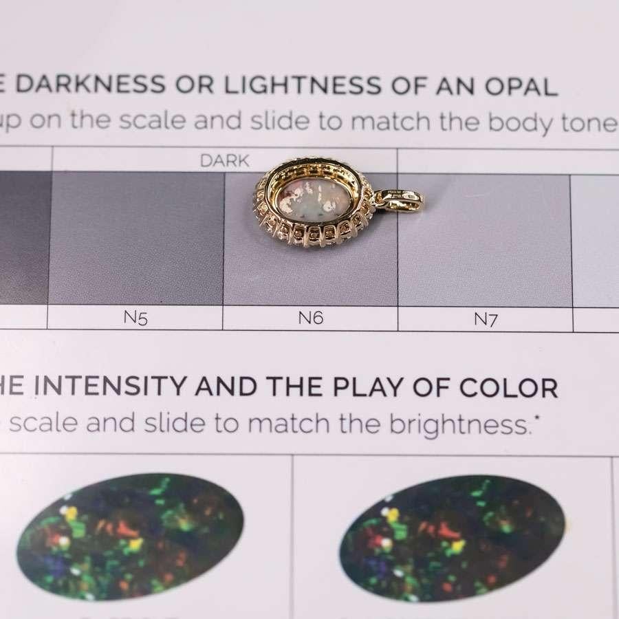 Collier pendentif en or jaune 18 carats avec halo de diamants, tsavorites et opale noire 0,33 carat Neuf à Suwanee, GA