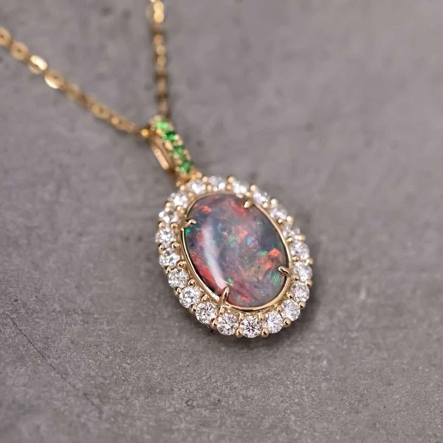  Collier pendentif en or jaune 18 carats avec halo de diamants, tsavorites et opale noire 0,33 carat Unisexe 