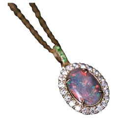 Collier pendentif en or jaune 18 carats avec halo de diamants, tsavorites et opale noire 0,33 carat