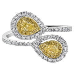 Bague en or bicolore 18 carats sertie d'un diamant jaune 0,33 carat et de diamants accentués de 0,48 carat