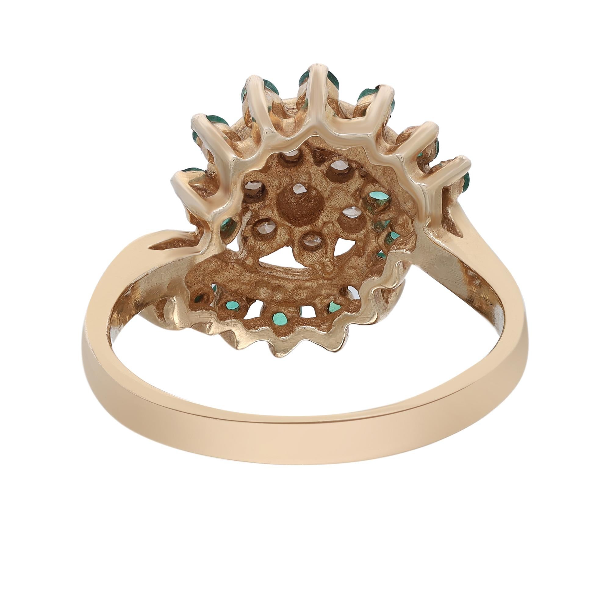 Douce et élégante, bague de cocktail pour dames en émeraude verte et diamant. Cette bague présente 7 diamants ronds blancs brillants d'un poids de 0.25 carat entourés de 16 émeraudes rondes d'un poids de 0.33 carat. Cette ravissante bague est