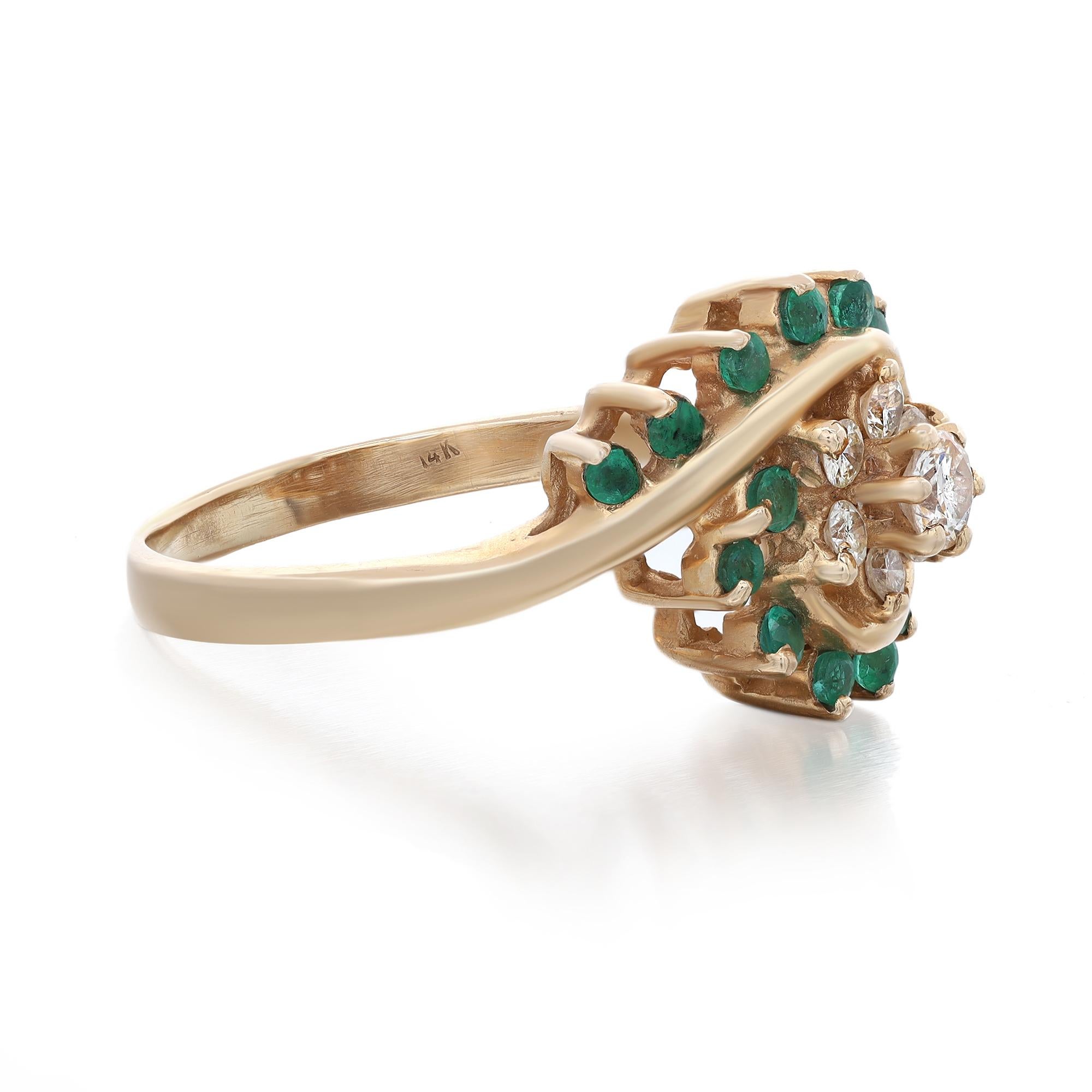 Moderne Bague en or jaune 14 carats avec émeraudes vertes et diamants 0,33 carat en vente