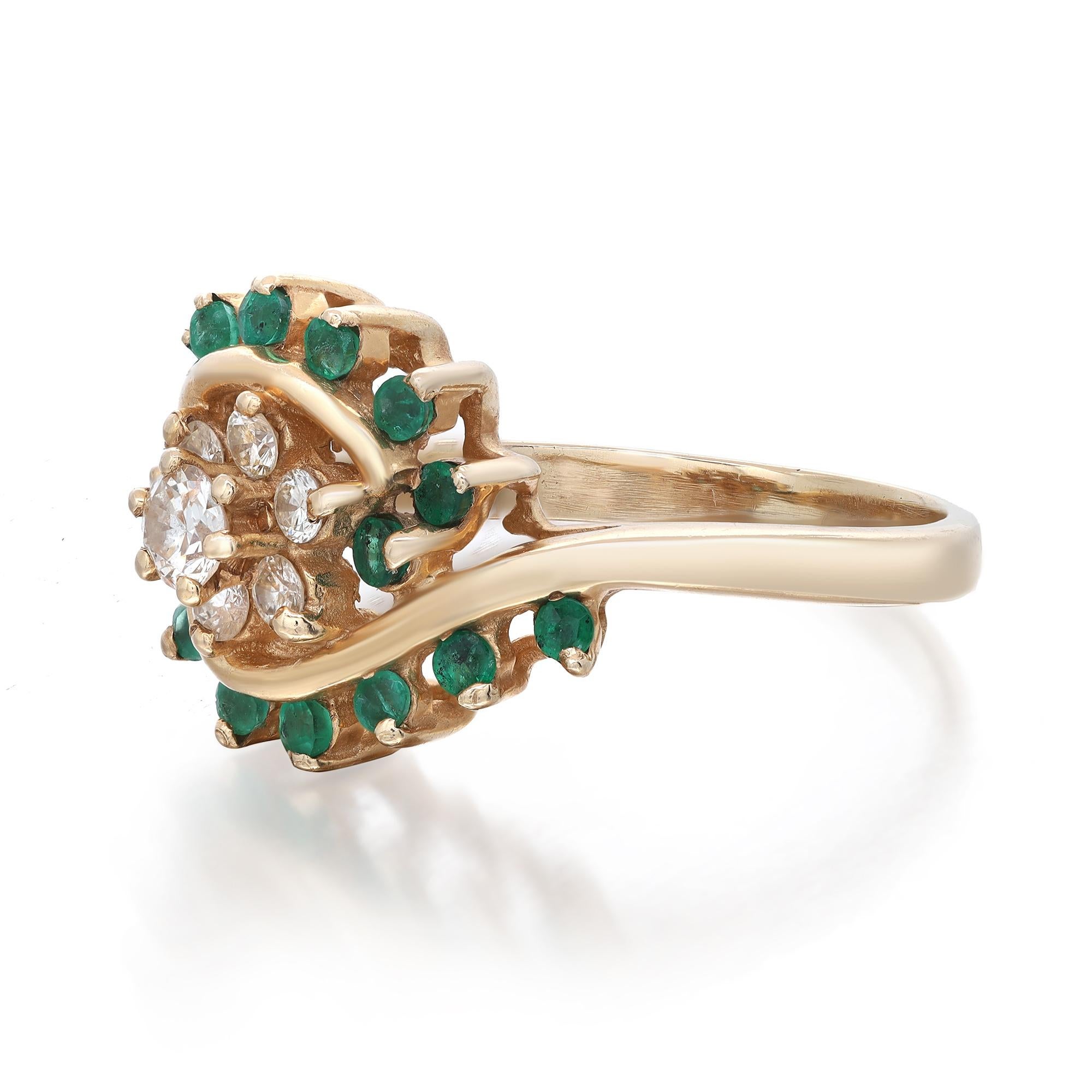 Taille ronde Bague en or jaune 14 carats avec émeraudes vertes et diamants 0,33 carat en vente