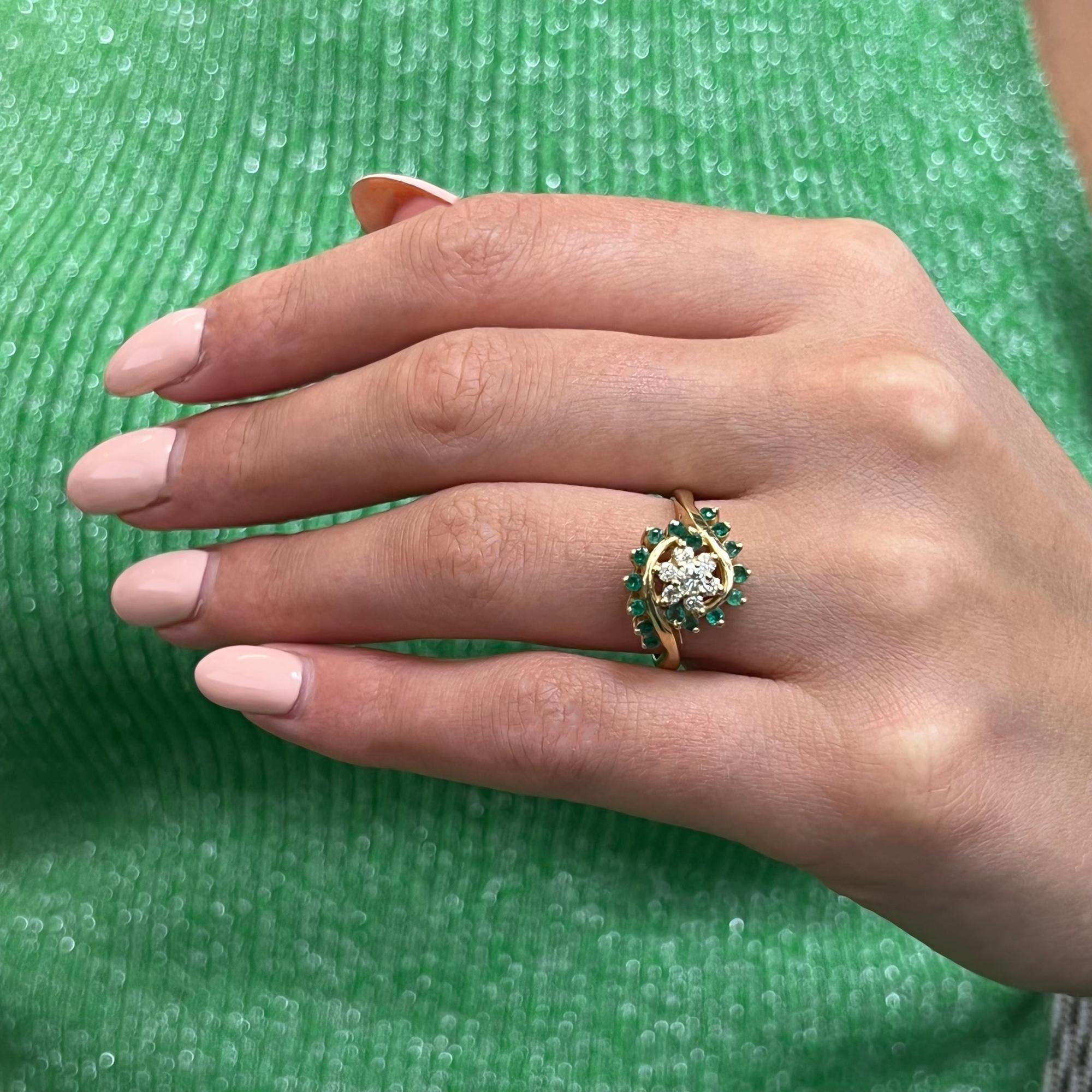 Bague en or jaune 14 carats avec émeraudes vertes et diamants 0,33 carat Excellent état - En vente à New York, NY