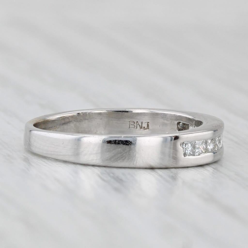 Informations sur les pierres précieuses :
- Diamants naturels -
Total des carats - 0.33ctw
Taille - Brilliante princesse
Couleur - I - J
Clarté - VS2

Métal : Or blanc 18k 
Poids : 2,8 grammes 
Timbres : 18k
Hauteur de la face : 3.4 mm 
Hauteur