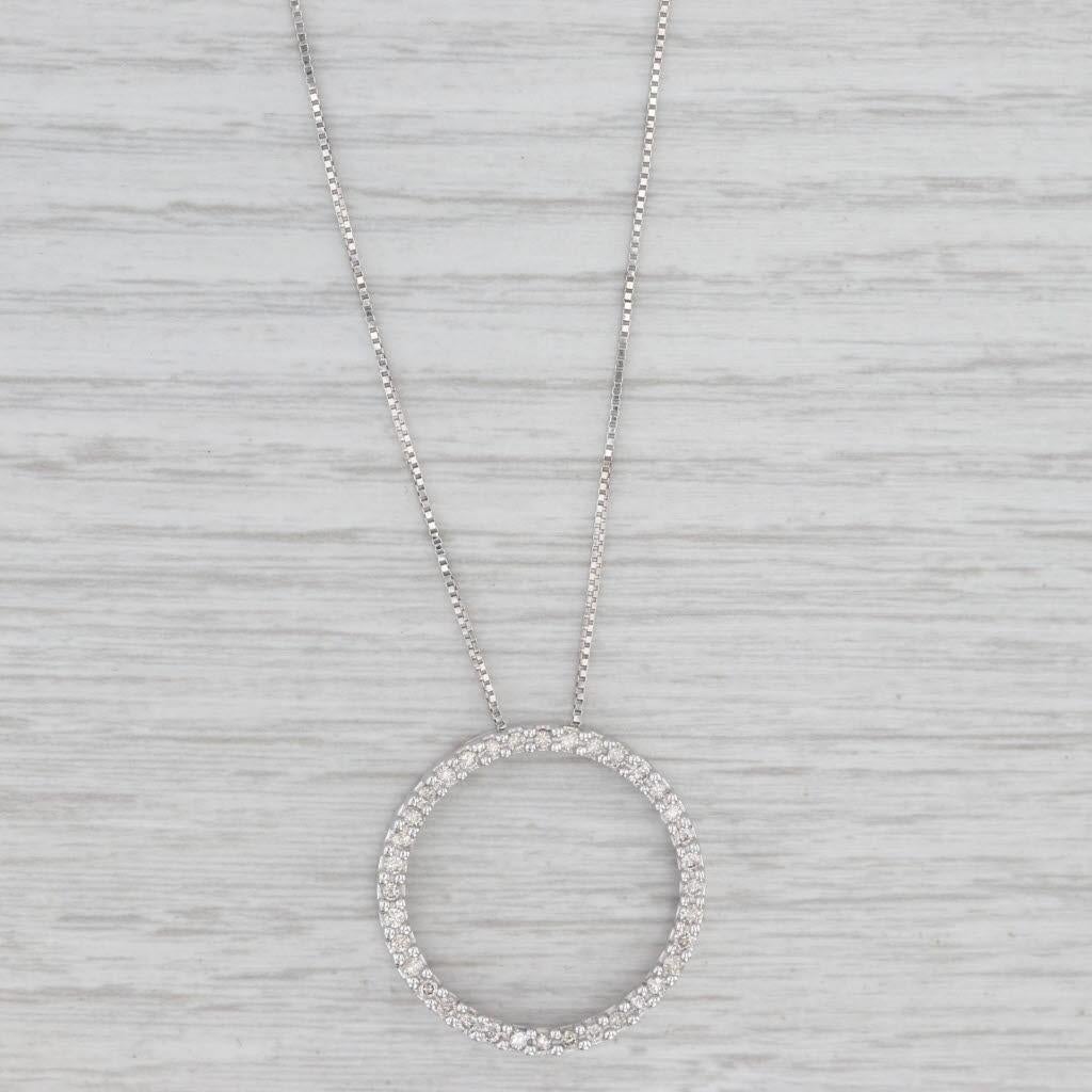 Collana con ciondolo a forma di cerchio dell'eternità con diamante da 0,33 ct. in oro bianco 14k con catena a scatola da 18,75