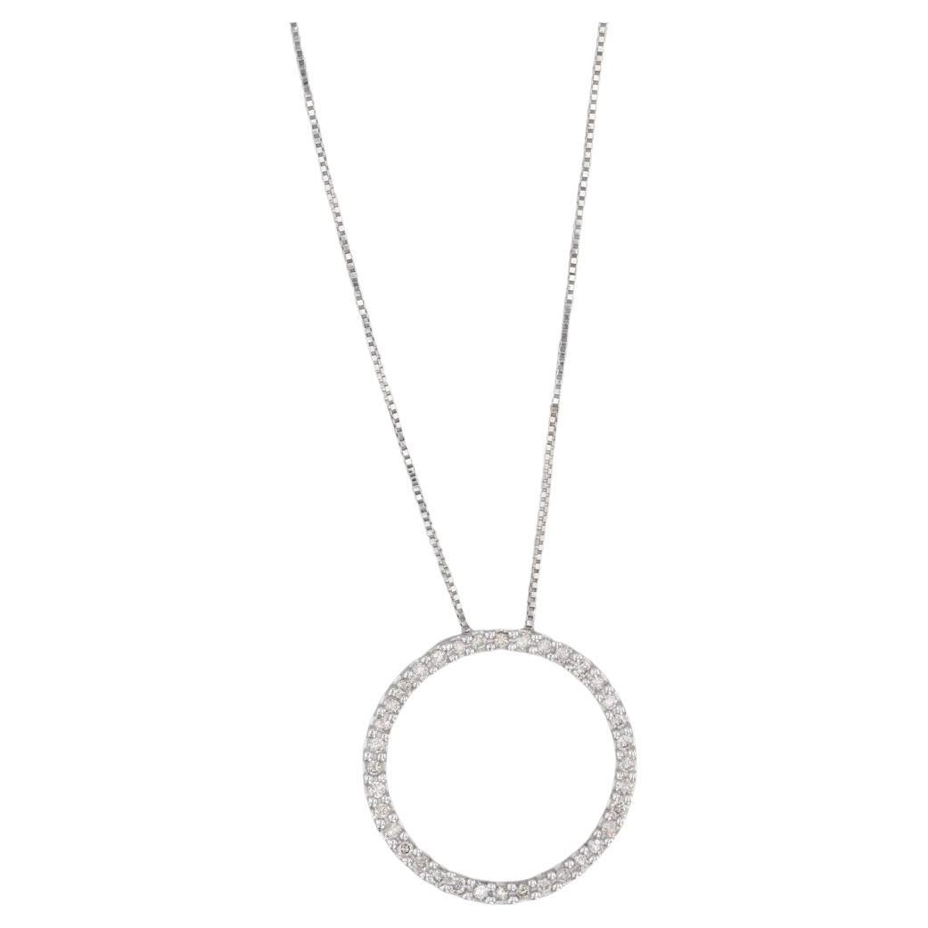 Collana con ciondolo a forma di cerchio dell
eternità con diamante da 0,33 ct. in oro bianco 14k con catena a scatola da 18,75".
