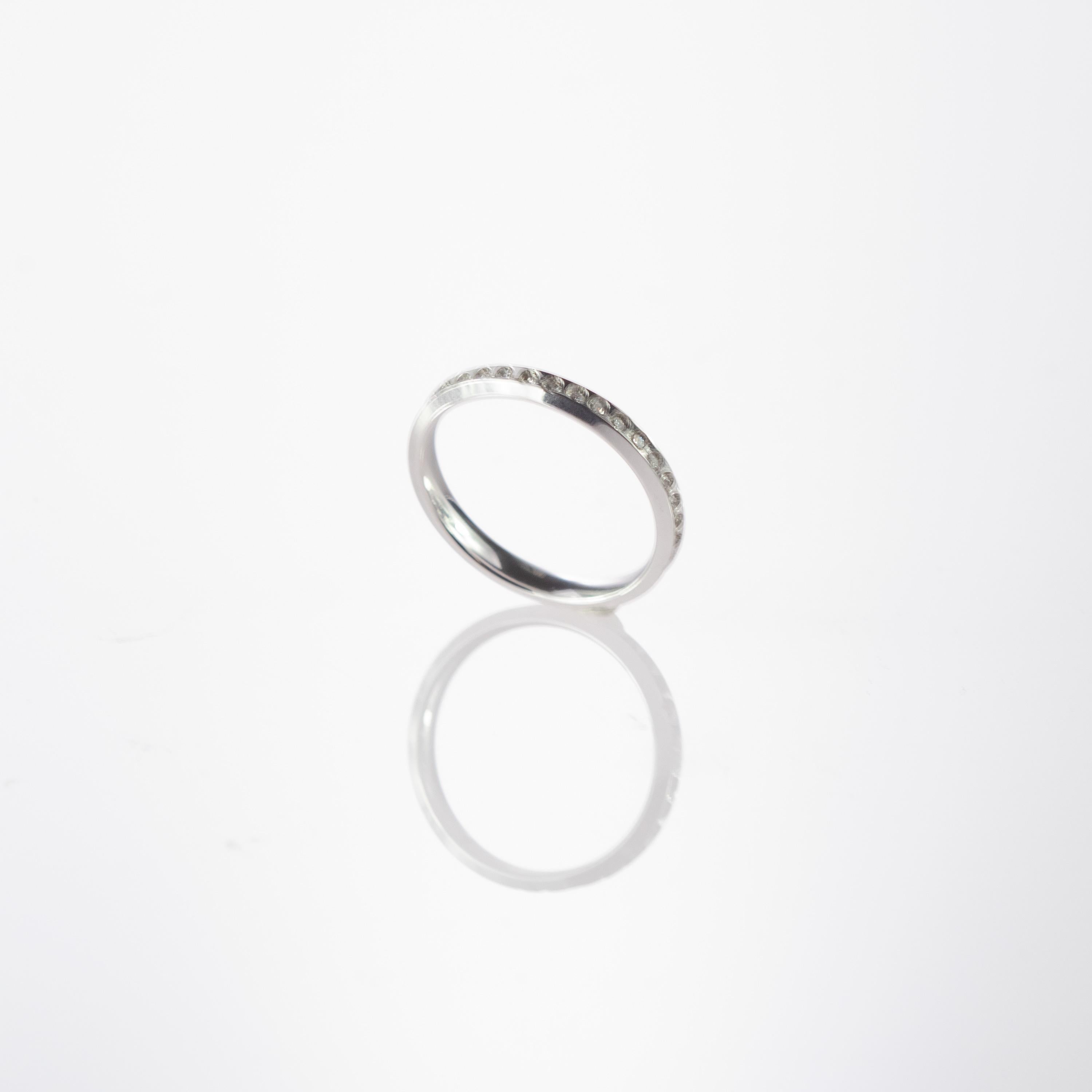 Splendide et impressionnant anniversaire au design ultra fin avec une vague moderne. bague de cocktail en or blanc 18 carats agrémentée de diamants de 0,34 carat en taille ronde et brillante.  La grappe de diamants partage l'espace du bijou avec une