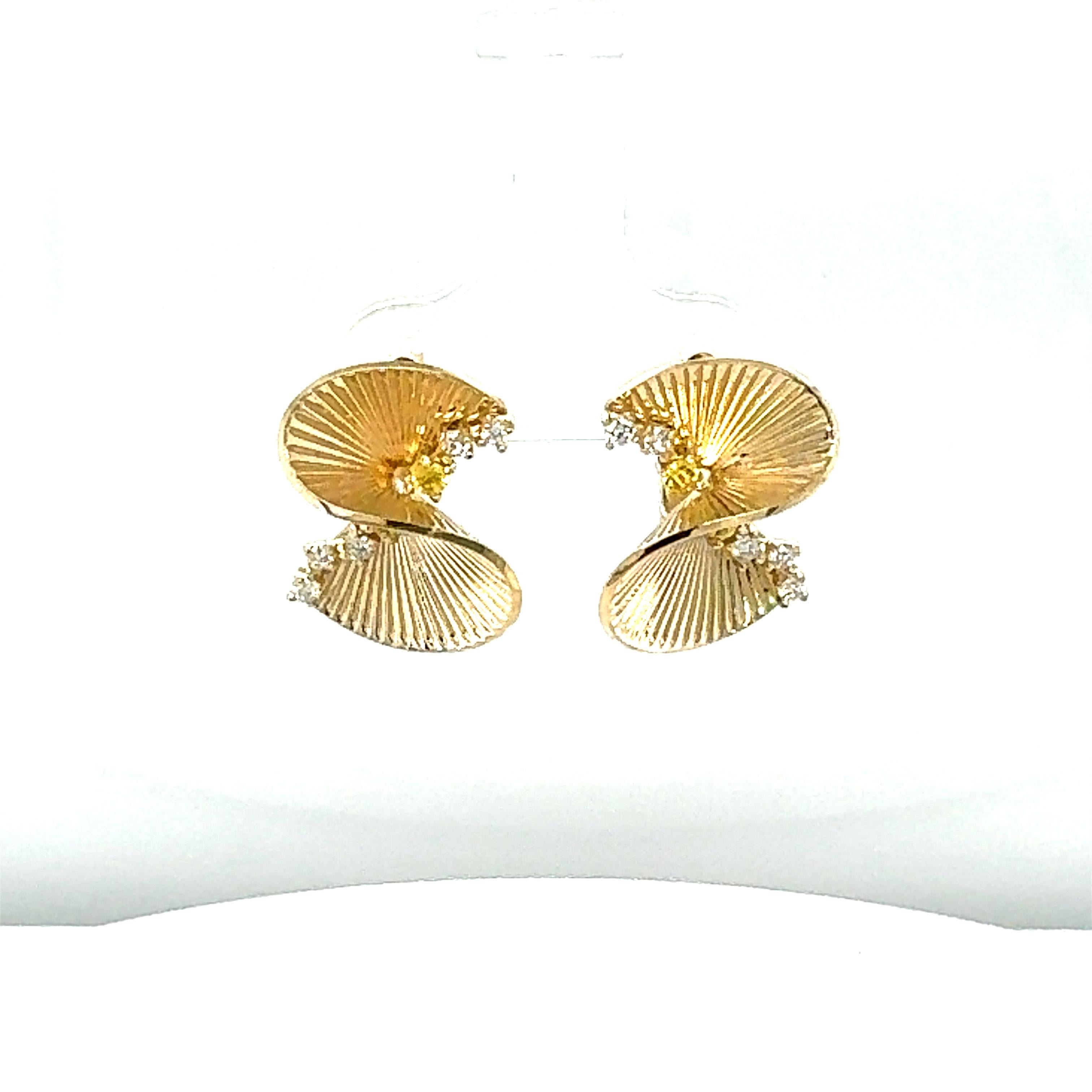 0,34 Karat Diamant Gelbgold Art Deco inspirierte Ohrringe

Diese filigranen Ohrringe mit kompliziertem Design sind eine Bereicherung für jede Garderobe! Diese Ohrringe sind von der Art-Deco-Ära inspiriert. 
Die Ohrringe haben 10 Diamanten im