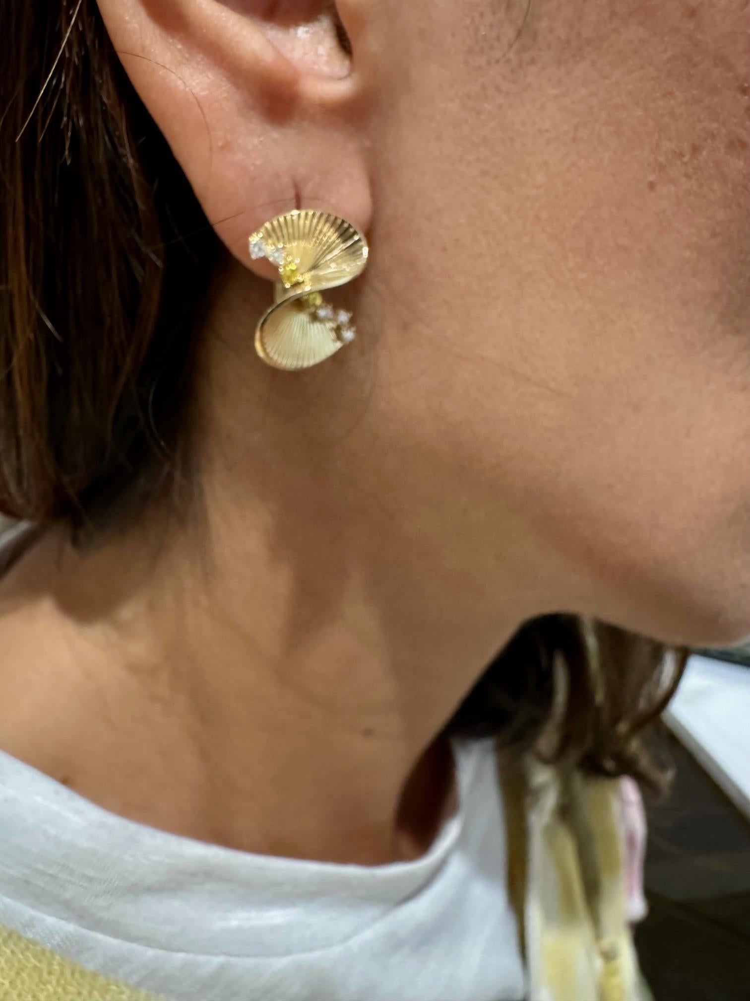 Boucles d'oreilles d'inspiration Art déco en or jaune avec diamants 0,34 carat en vente 1