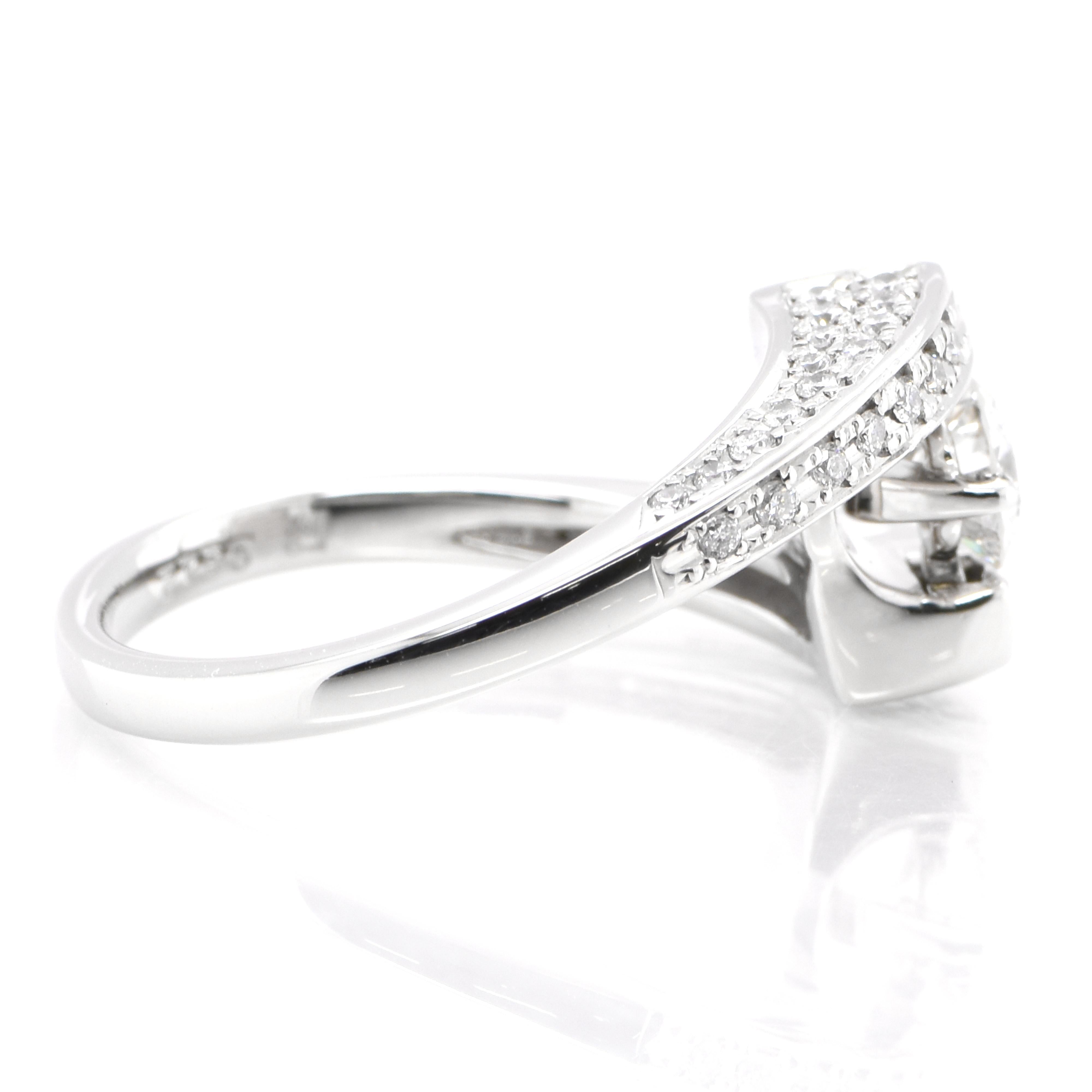 0.34 Carat Natural Dancing Diamond Ring Set in Platinum In New Condition For Sale In Tokyo, JP