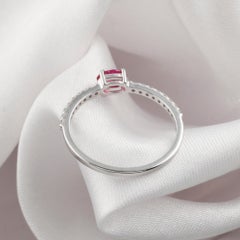 Rubí de 0,34 quilates Anillo de diamantes SI/H de 0,12 quilates Oro blanco de 10 quilates Joyería fina