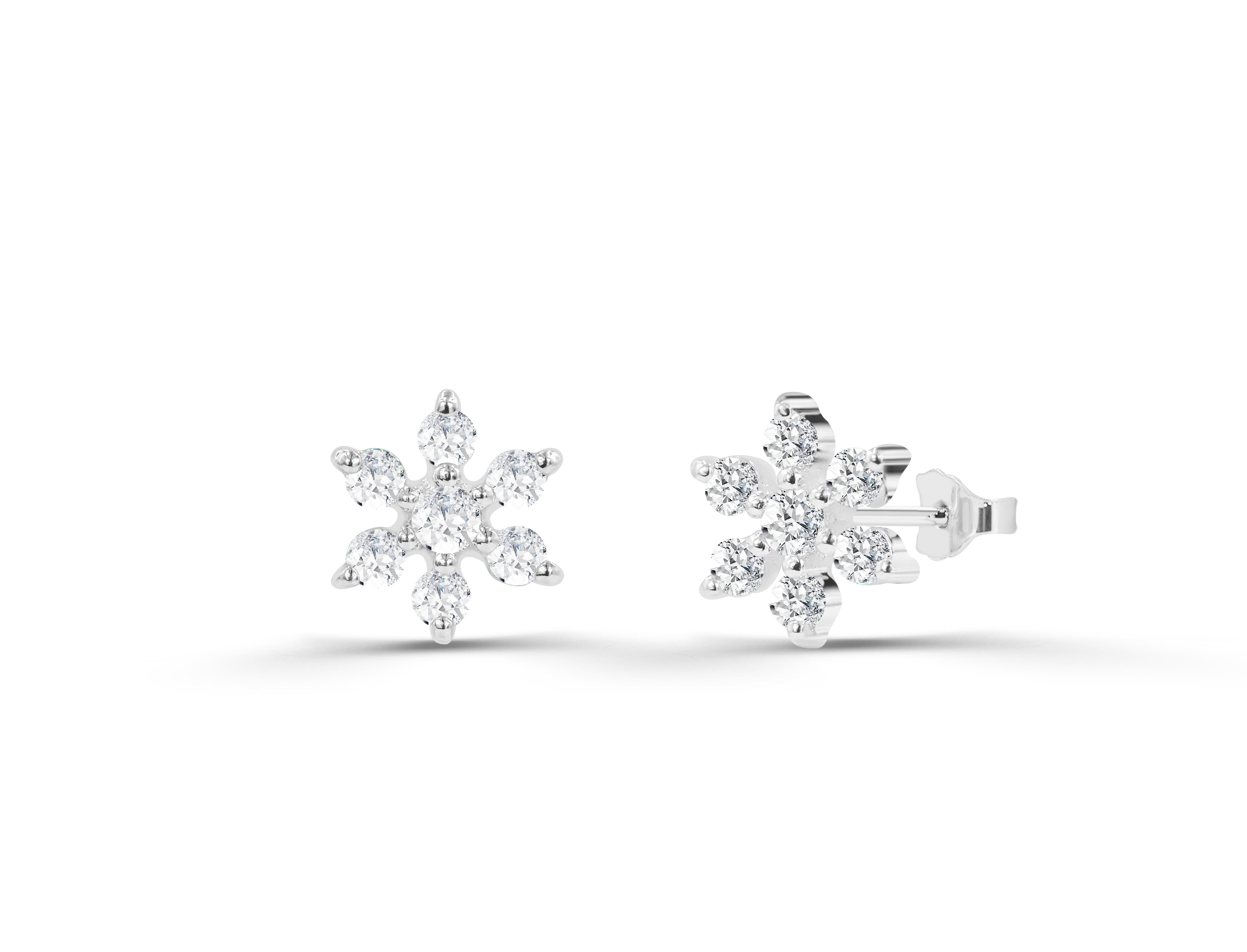 Round Cut 0.34ct Diamond Flower Prong Earrings in 14k Gold For Sale