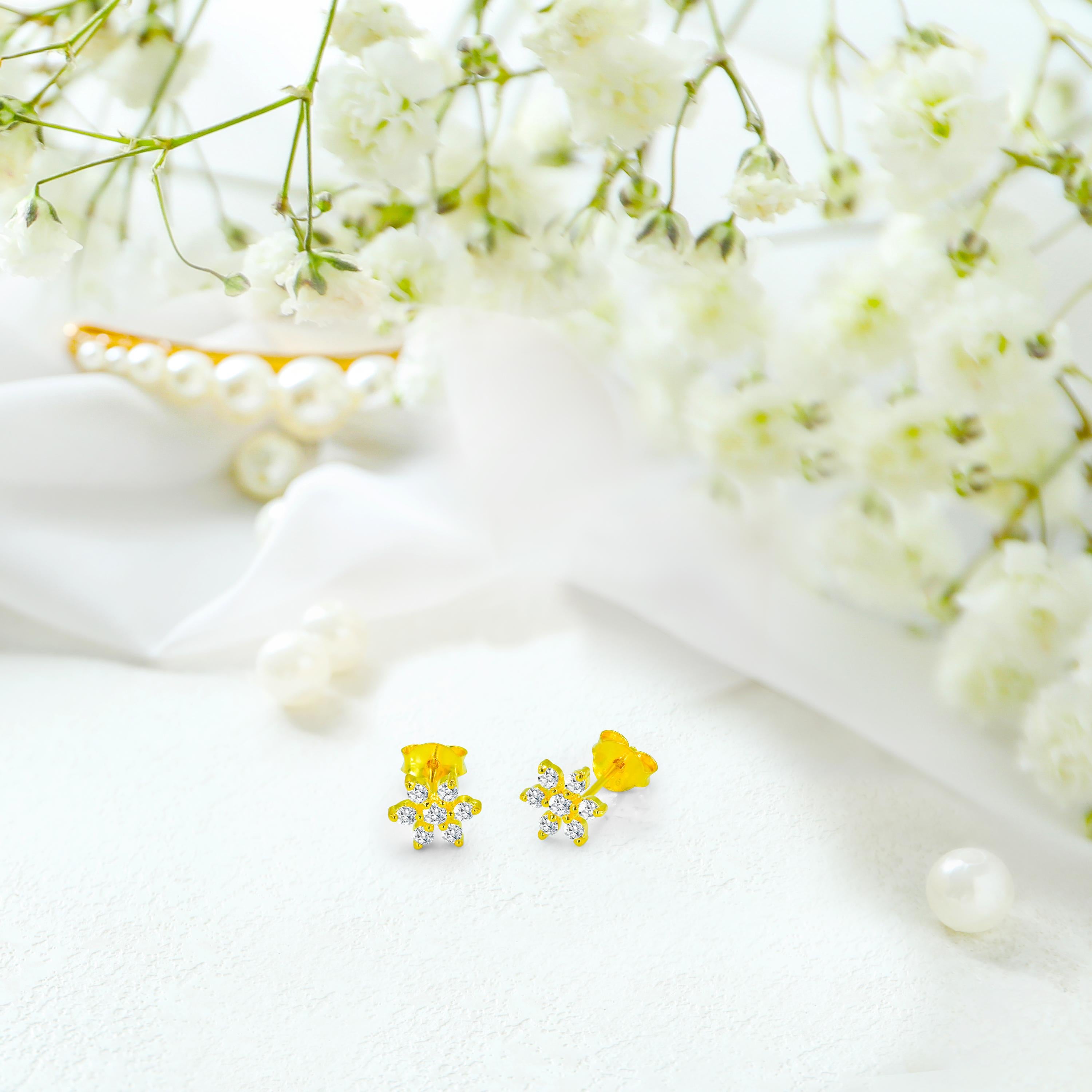0.34ct Diamond Flower Prong Earrings in 14k Gold In New Condition For Sale In Bangkok, TH