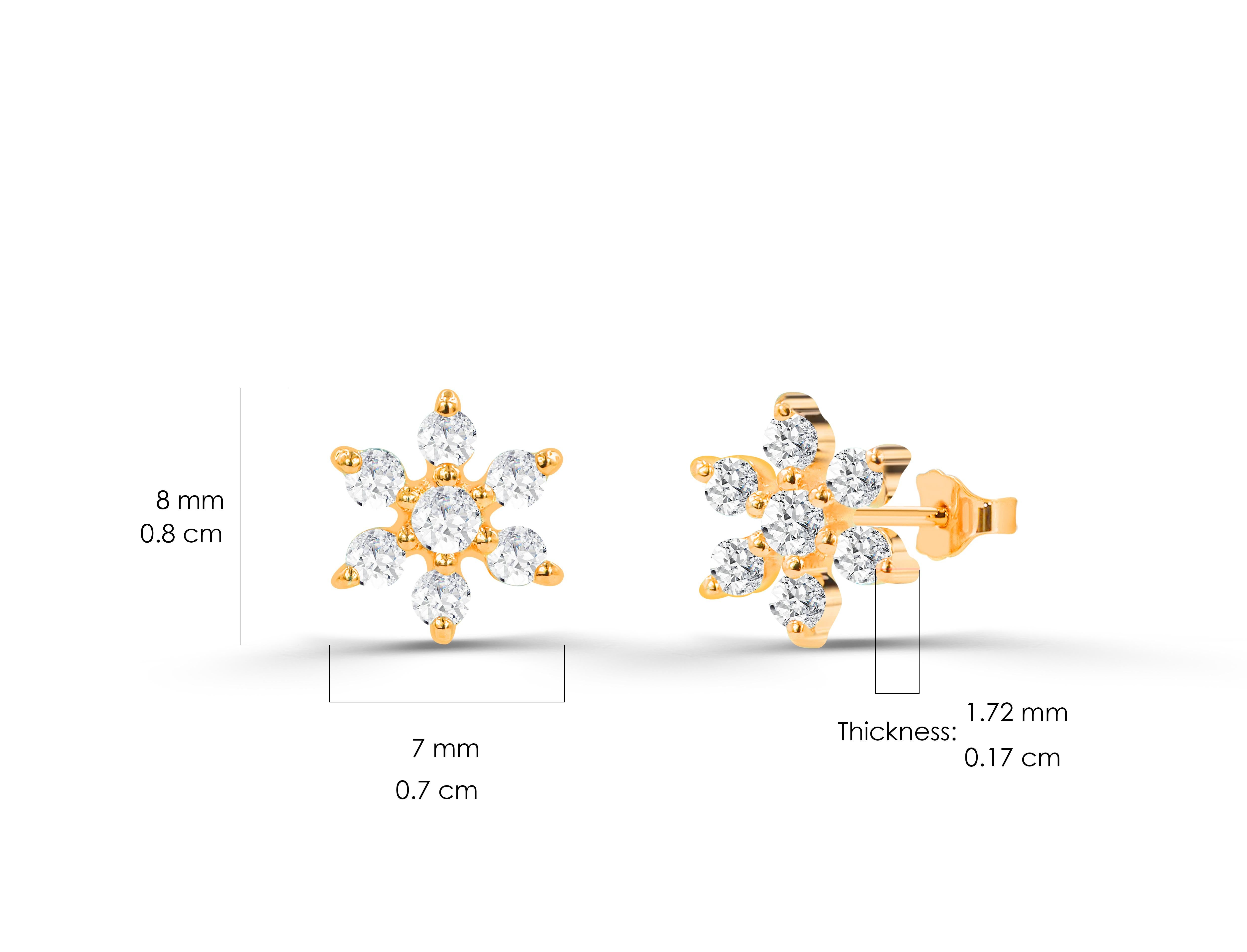 0.34ct Diamond Flower Prong Earrings in 18k Gold In New Condition For Sale In Bangkok, TH