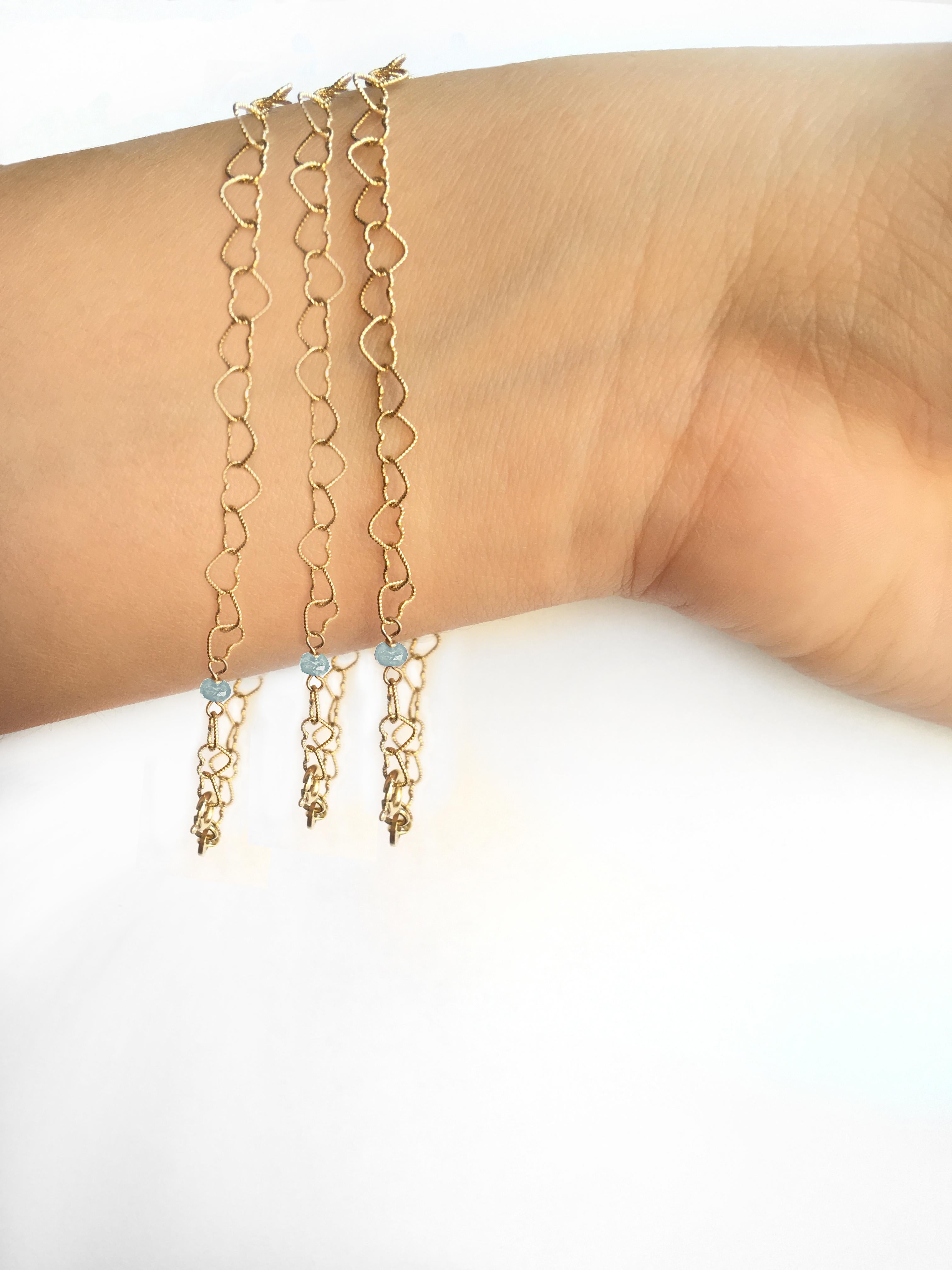Bracelet à chaîne en forme de petit cœur en or jaune 18 carats avec aigue-marine taille en perles de 0,35 carat  en vente 2