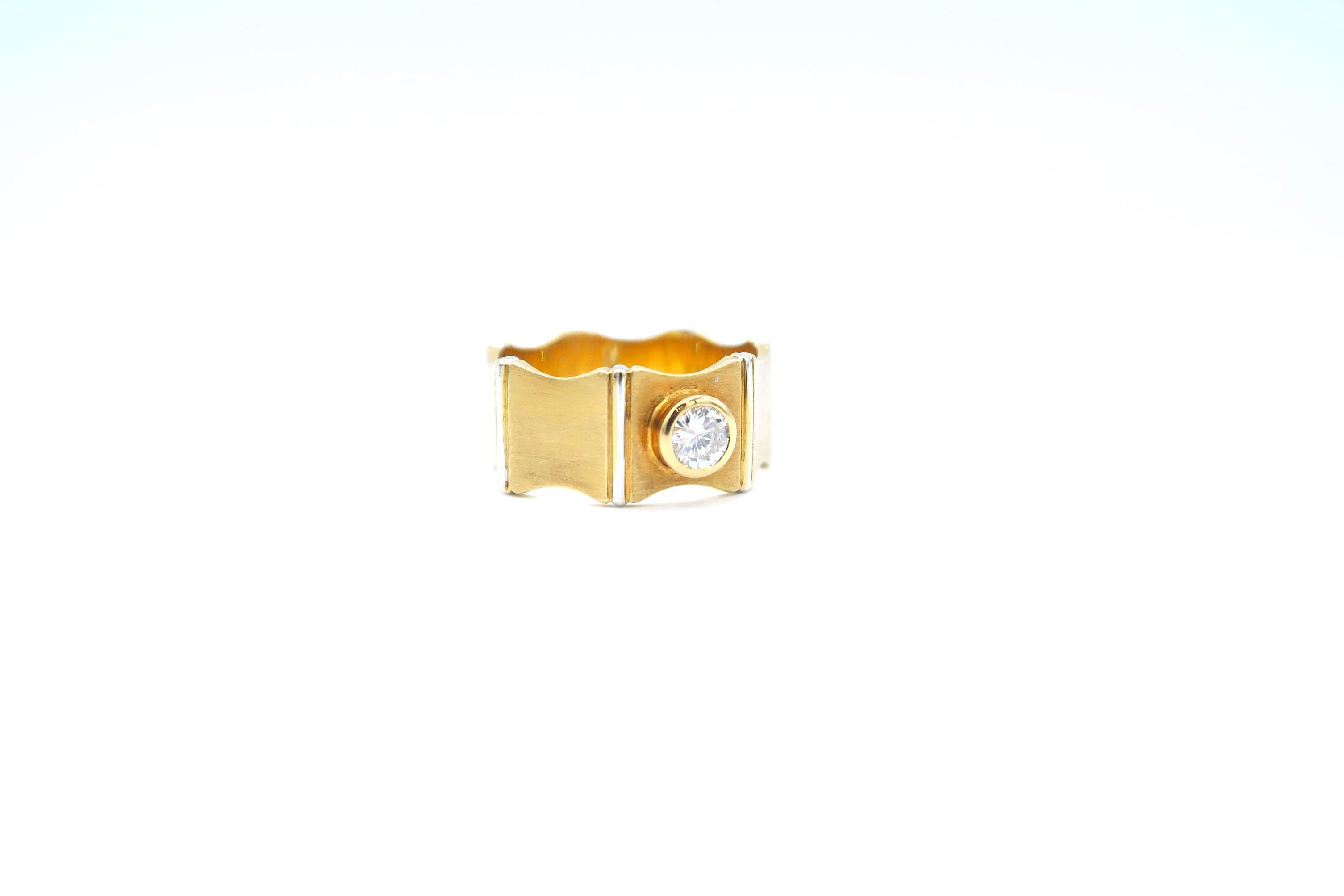 0.35 Carat Diamond 18 Karat Gold Band Ring with 18 Karat White Gold Vertical Edges

Ring size: 56 / UK O / US 7.5

Diamond: 0.35ct.
Gold: 18K 8.09g.