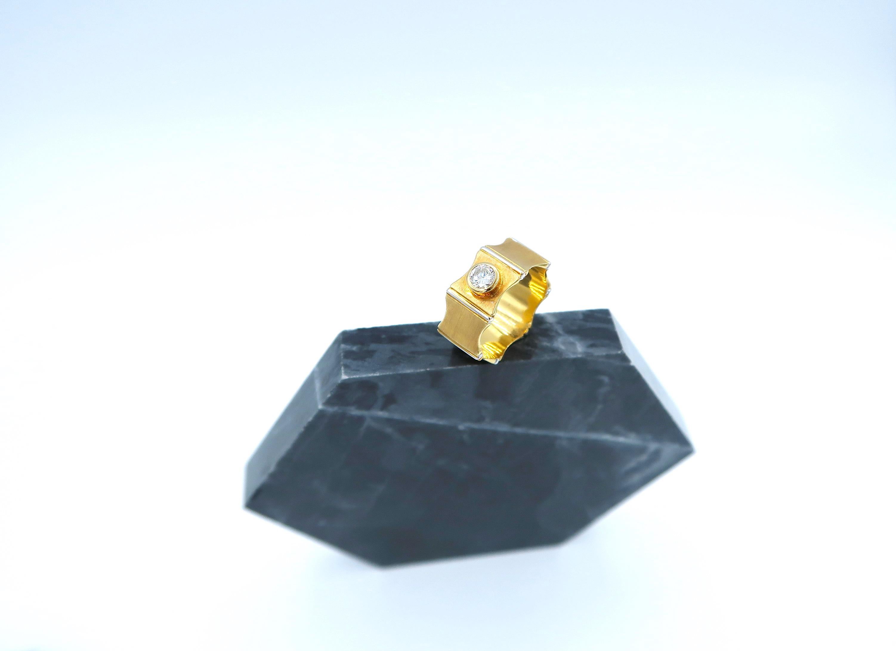 Brilliant Cut 0.35 Carat Diamond 18 Karat Gold Band Ring 18 Karat White Gold Vertical Edges For Sale