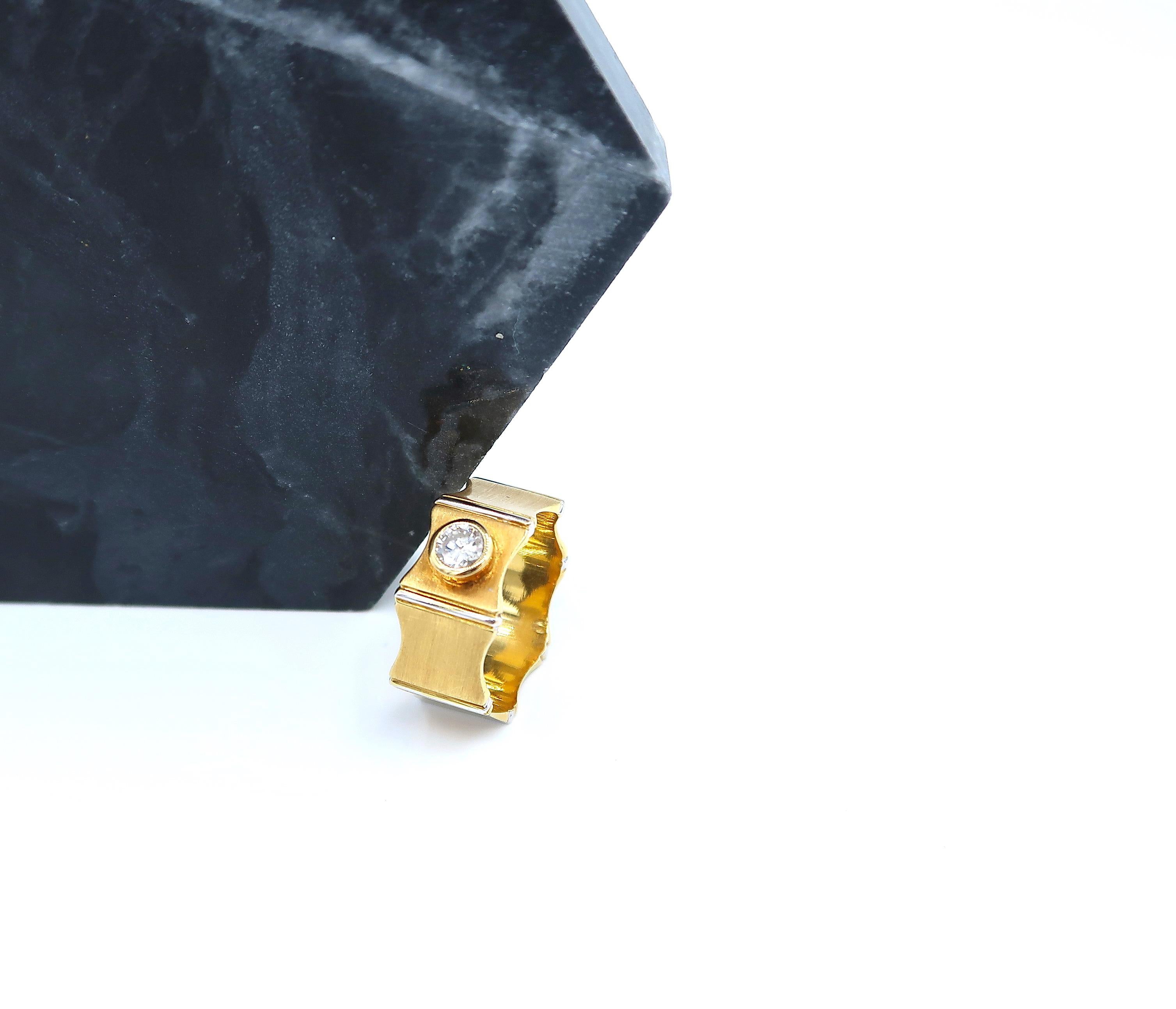0.35 Carat Diamond 18 Karat Gold Band Ring 18 Karat White Gold Vertical Edges In New Condition For Sale In Bangkok, TH