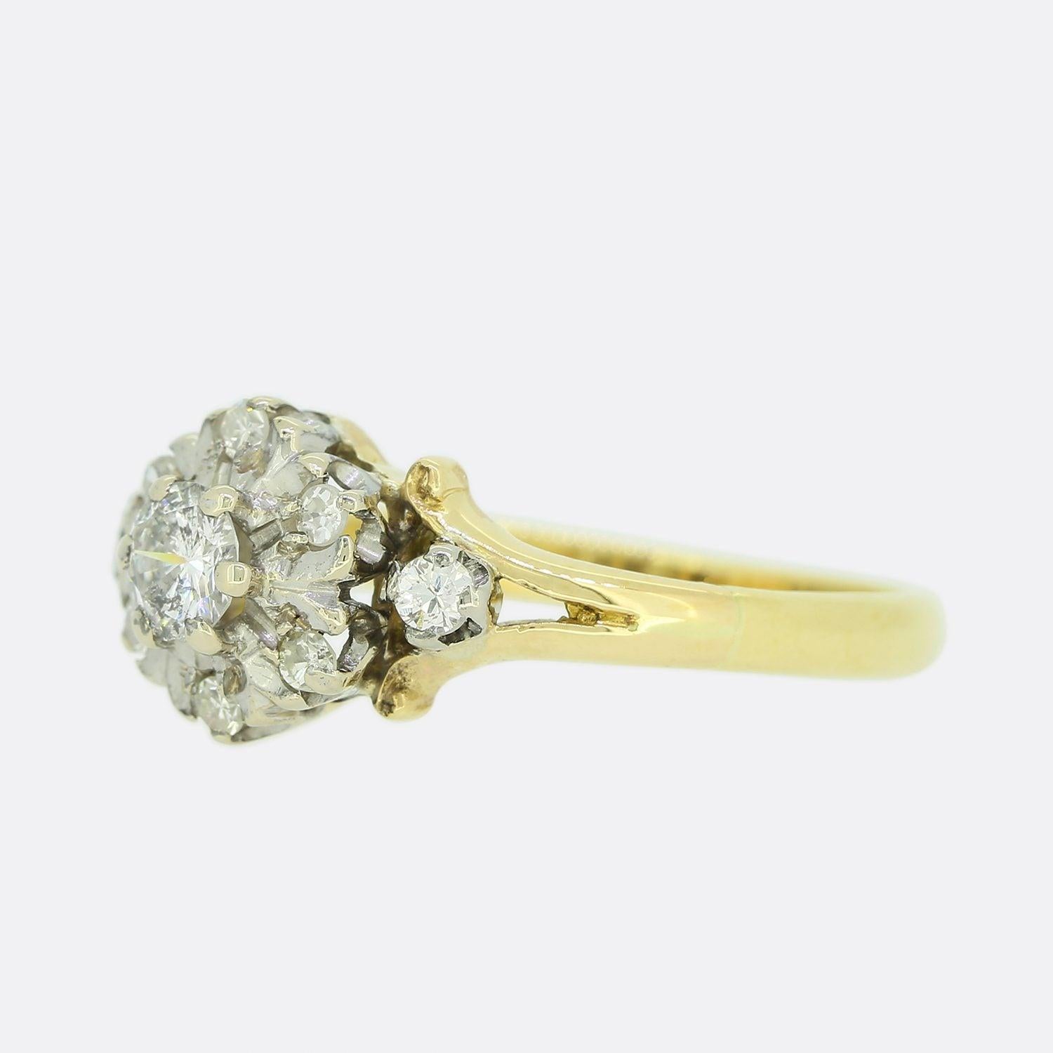 Dies ist ein zeitgemäßer Diamant-Gänseblümchen-Cluster-Ring. Der Ring beherbergt sieben runde Diamanten im Brillantschliff in einer Cluster-Fassung aus 18 Karat Gelbgold und ist mit einem einfachen, geteilten Goldschaft mit einem einzelnen Diamanten
