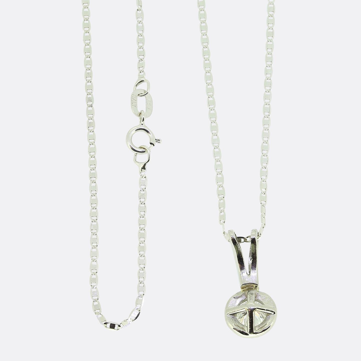 0.35 Carat Diamond Halo Pendant Necklace In Good Condition For Sale In London, GB