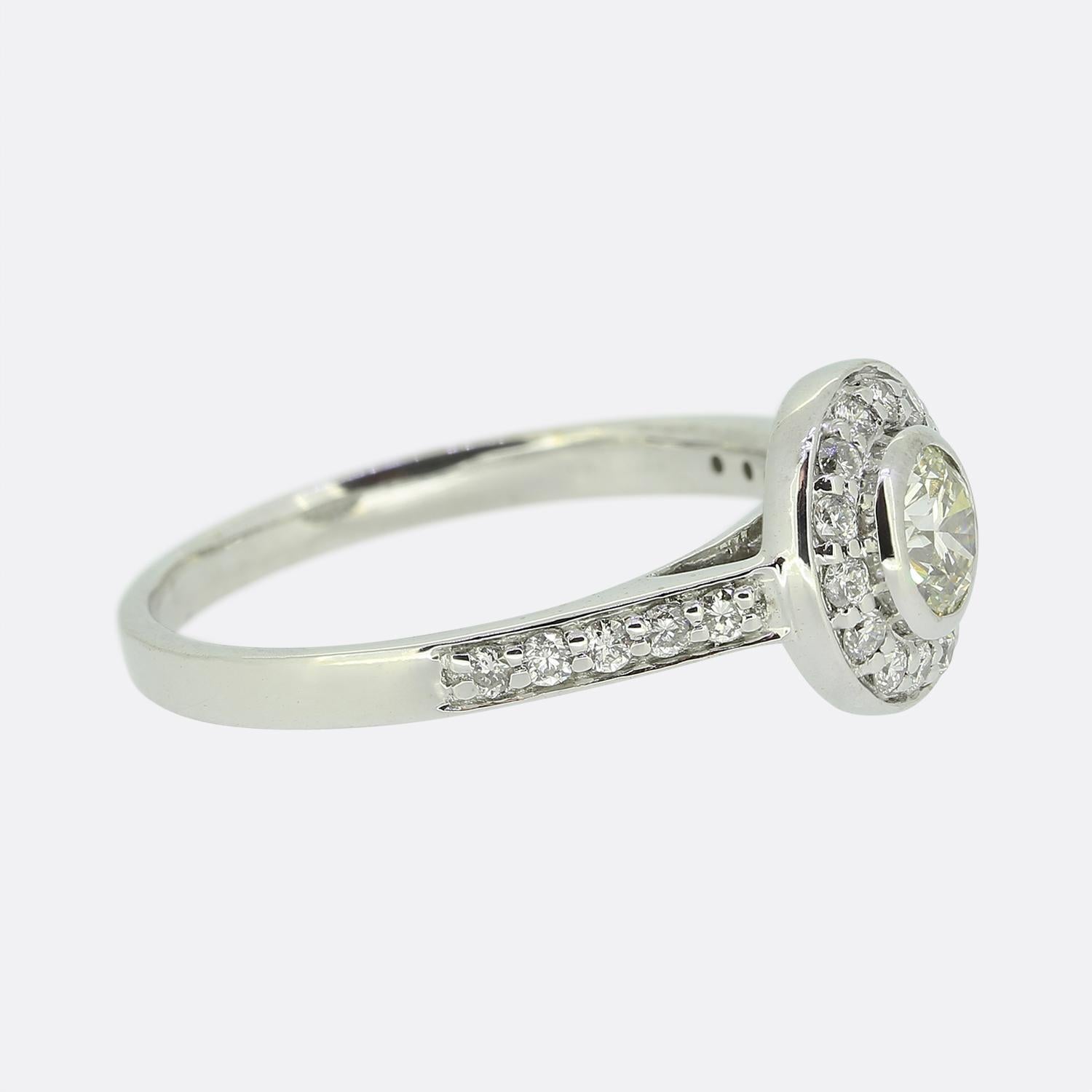 Taglio brillante Anello aureola con diamante da 0,35 carati in vendita