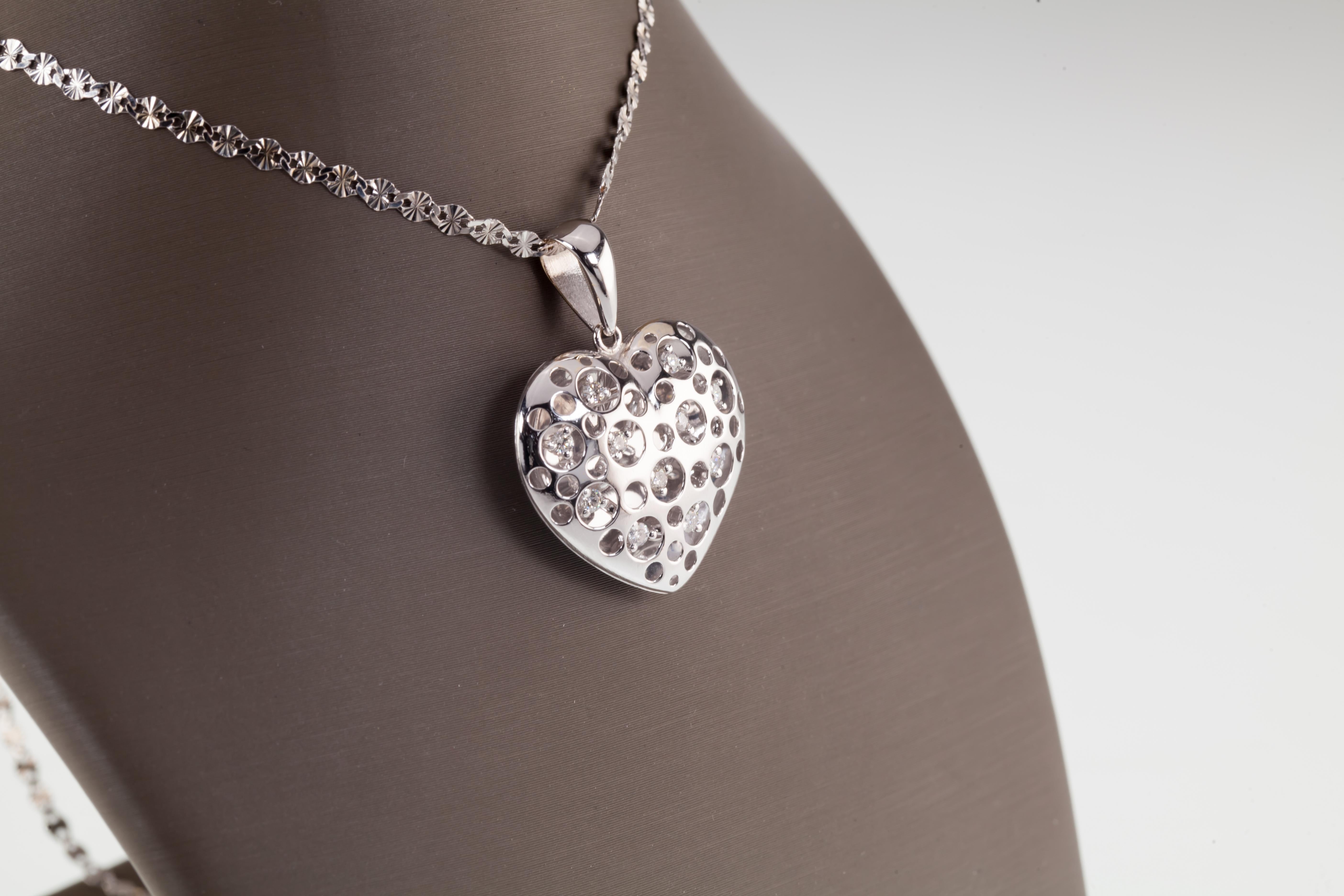 Bellissimo ciondolo a forma di cuore di PDJ
L'esclusivo design a bolla presenta fori con diamanti incastonati.
Peso totale dei diamanti = circa 0,35 carati
Colore medio = F
Chiarezza media = SI1
Larghezza del pendente = 22 mm
Lunghezza del ciondolo