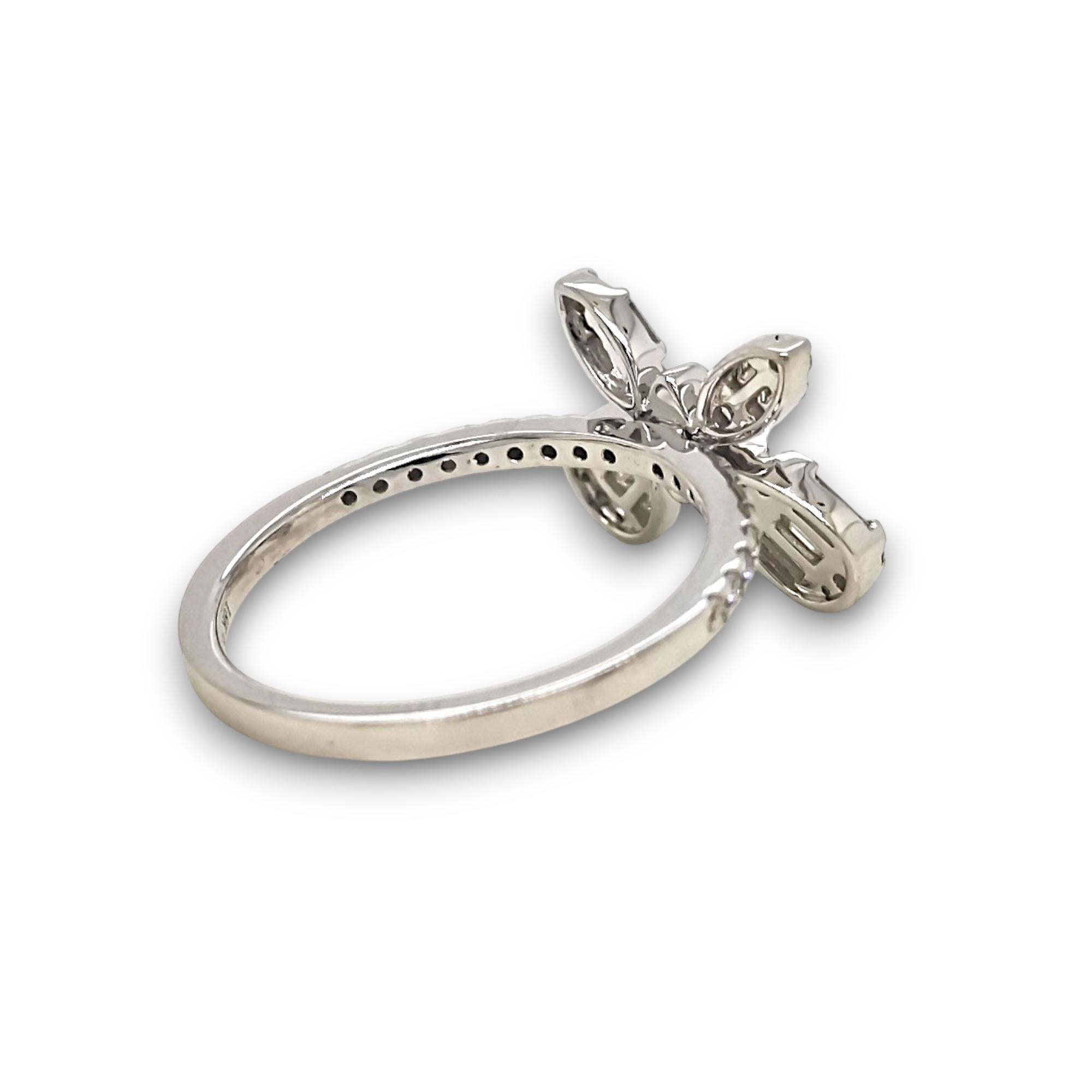 10 diamanti bianchi a baguette affusolata: 0,32 Carati
34 diamanti tondi bianchi: 0,3 Carati
Metallo: Oro bianco 18K, 3,25  Grammi
