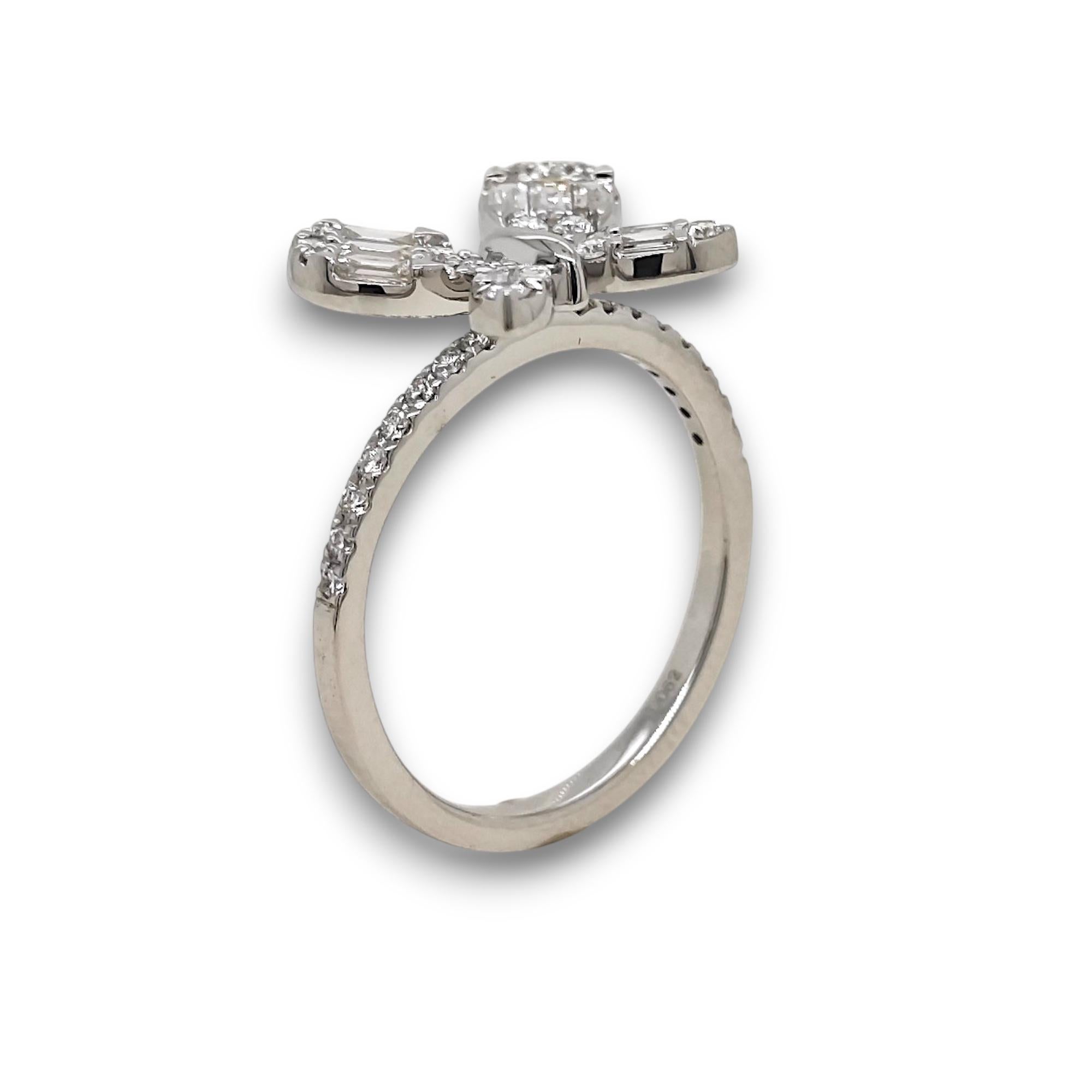 Baguette rastremato Anello in oro bianco con diamante da 0,35 carati in vendita