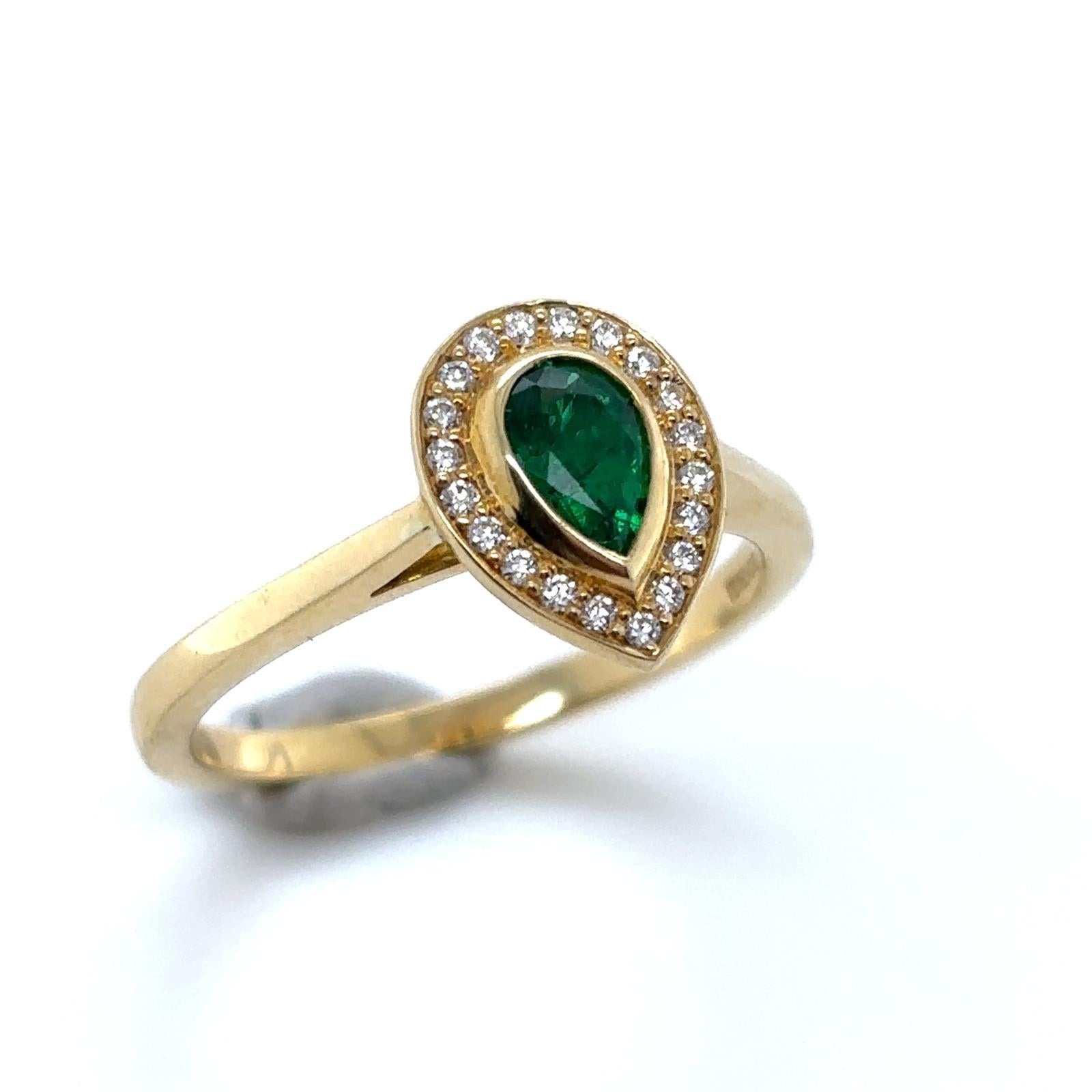 Bague de fiançailles en or jaune 18 carats avec émeraude et diamant en forme de poire de 0,35 carat

Cette bague à la fois contemporaine et classique est sertie d'une émeraude vert foncé en forme de poire au centre et d'un diamant rond de taille