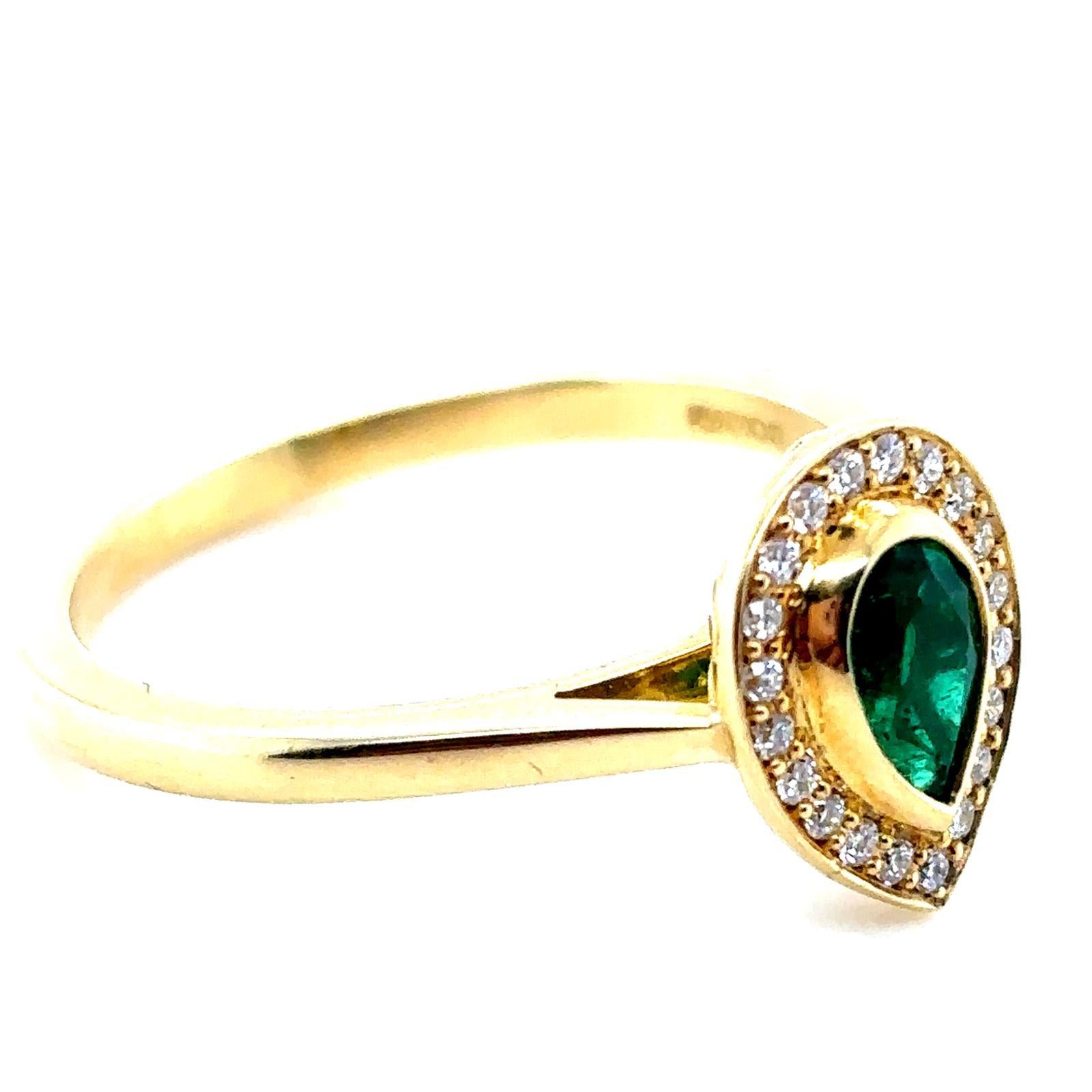 Moderne Bague de fiançailles en or jaune 18 carats avec émeraude et diamants en forme de poire de 0,35 carat en vente