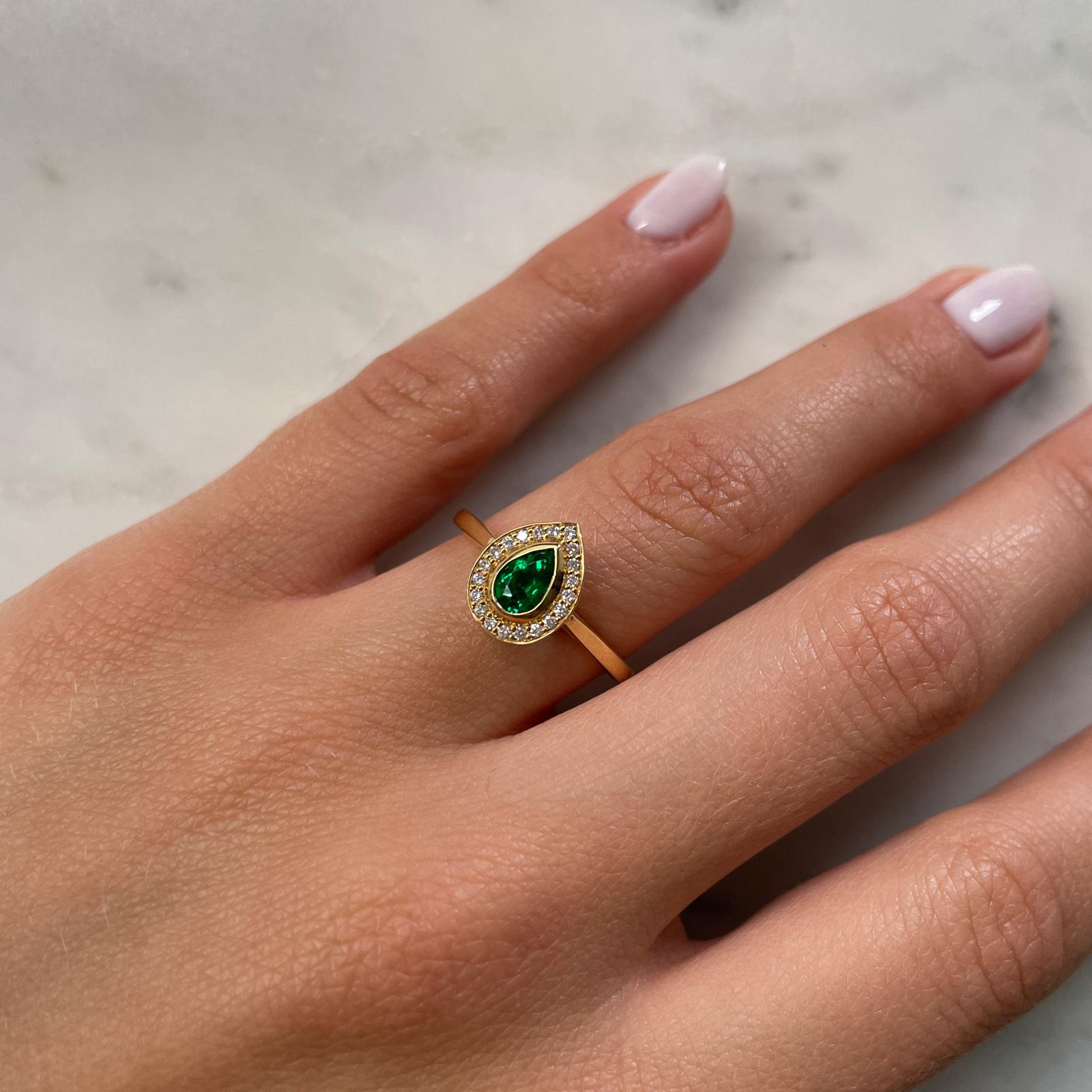 Taille poire Bague de fiançailles en or jaune 18 carats avec émeraude et diamants en forme de poire de 0,35 carat en vente