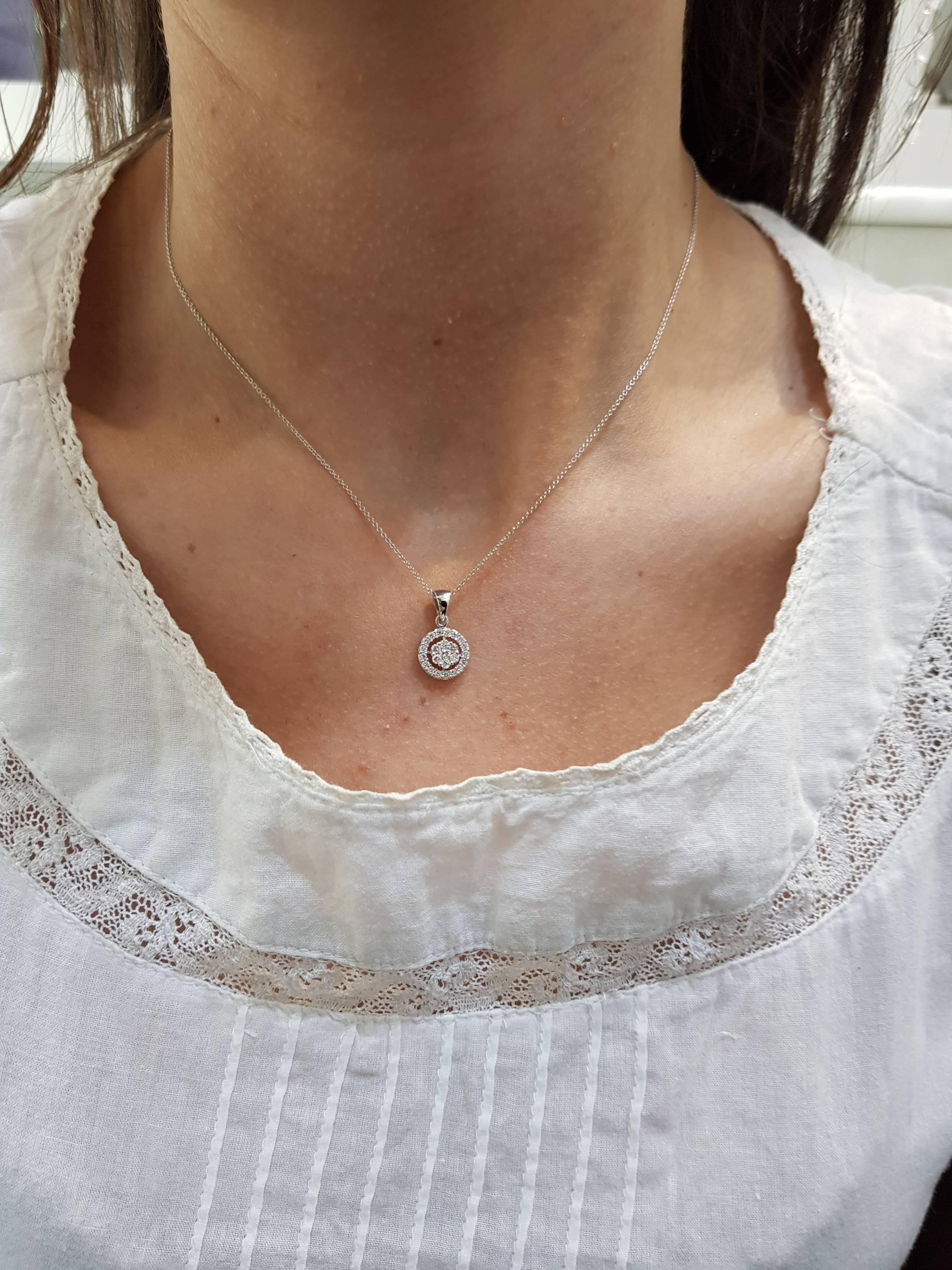 Moderne Pendentif à chaîne en or blanc 18 carats avec diamants blancs ronds et mini grappe de 0,35 carat  en vente